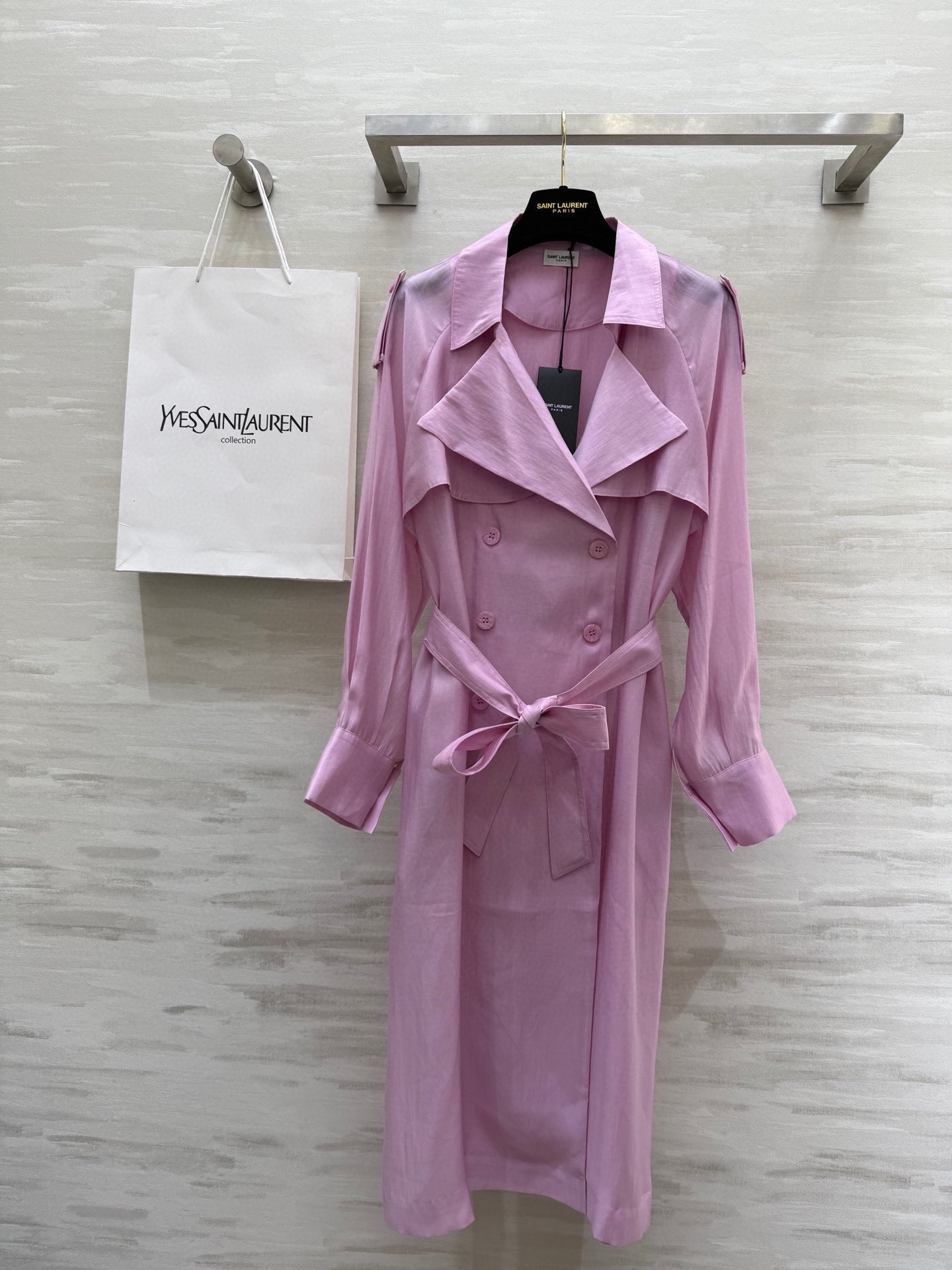 NO:802685,#ysl Spring and summer new style Tencel trench coat, high quality, available now, sizeS/M/L (S size bust 114, length 114),,saint laurent,19860909#ysl春夏新款 天丝风衣 高品质 现货首发sizeS/M/L（s码胸围114, 衣长114）,,saint laurent,,Women's clothing