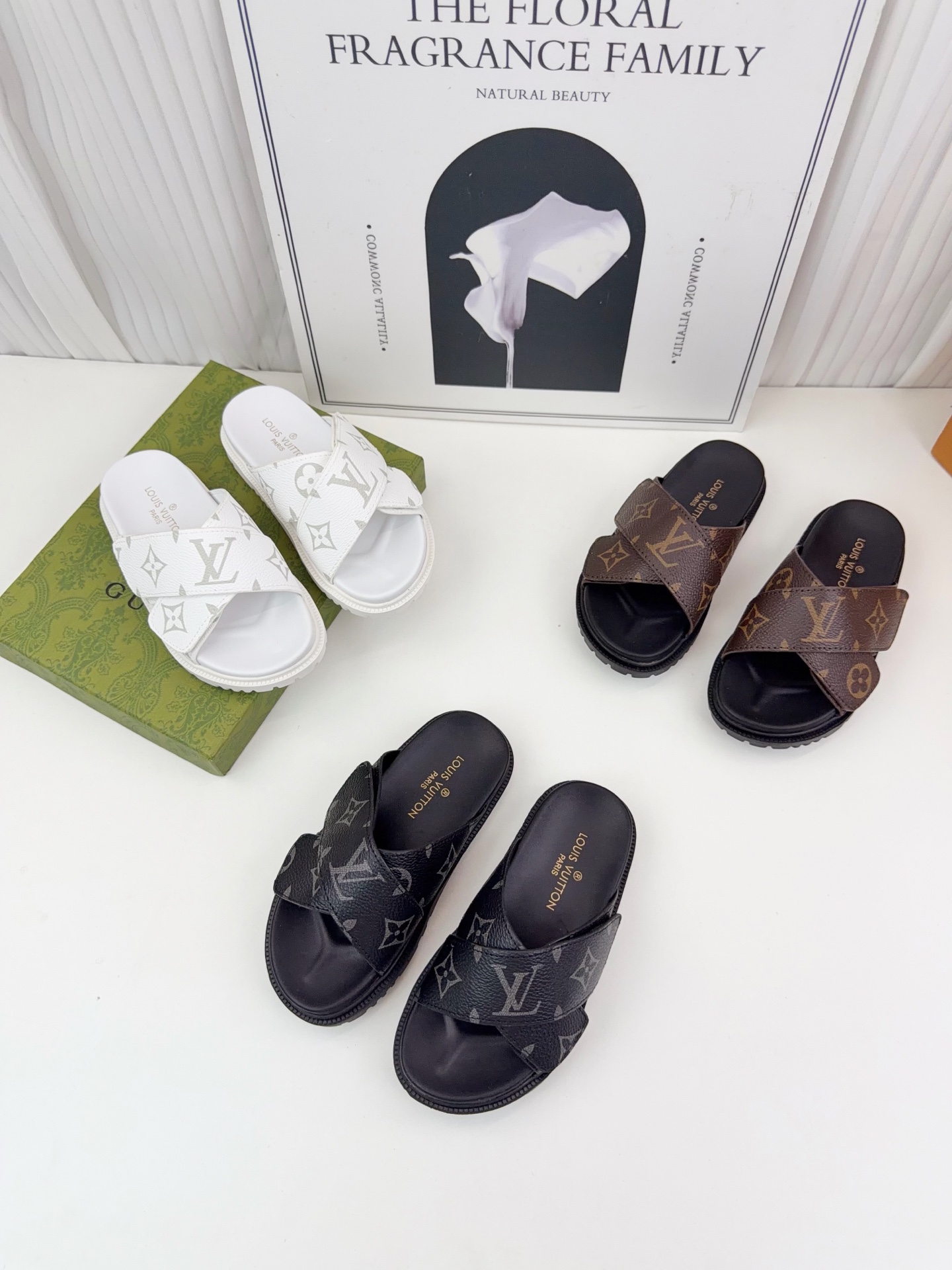 NO:850461,LV slippers, size 26-35, slippers, sandals, LV slippers, louis vuitton, sandals, slippers,19860909LV家拖鞋 码数26-35,拖鞋，凉鞋lv凉拖鞋,louis vuitton,sandals,slippers,,Children's