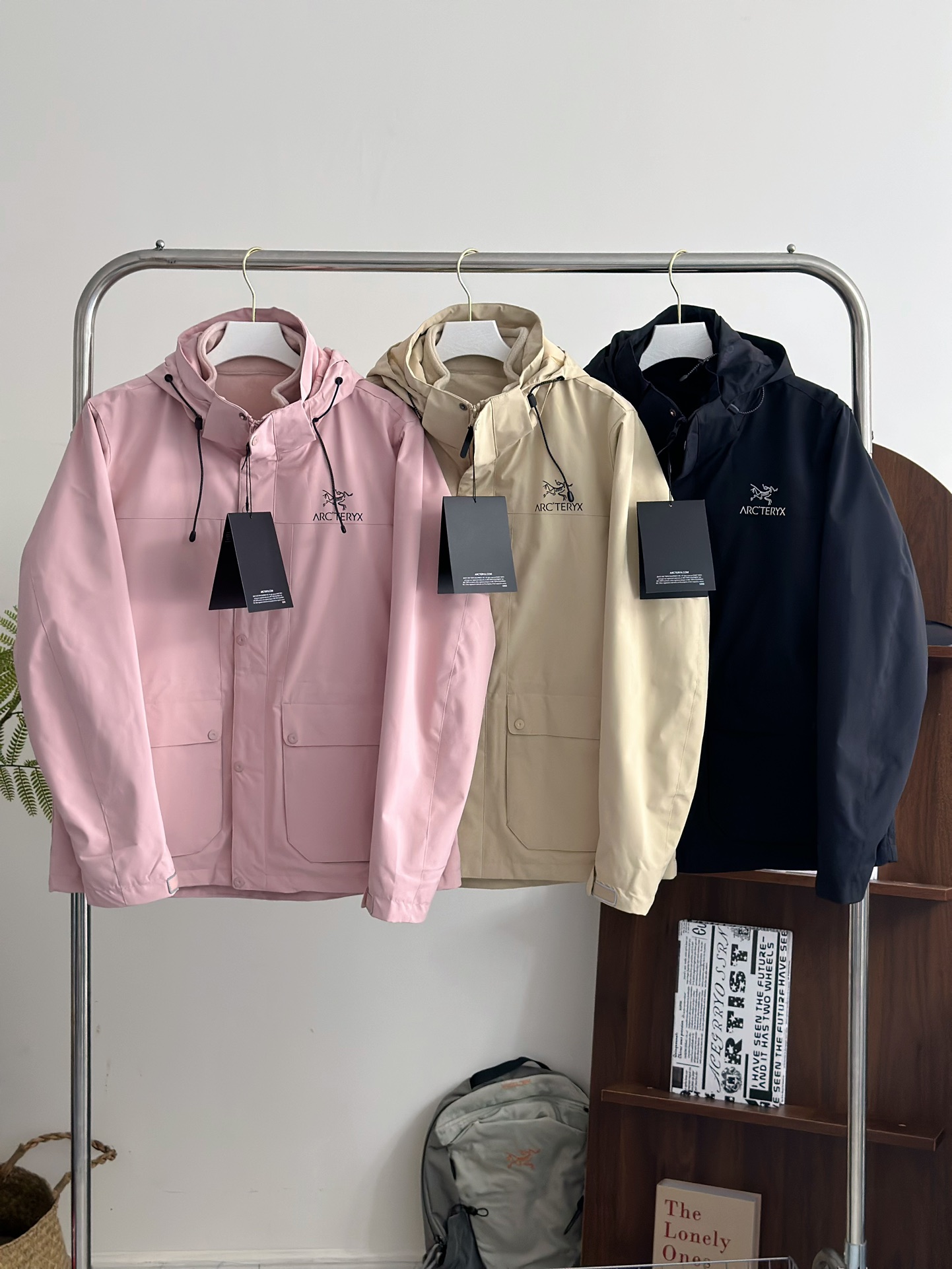 款号747
💰265摇粒绒三合一
可收腰！始祖鸟6色男女情侣款三合一冲锋衣，转图必卖的大爆款款三合一全热封防水科技面料冲锋衣！纯纯原单、品质好到爆！这款不挑年龄段，上身太好看！
真正的防水防风冲锋衣 暴雨级防水 有效阻挡风霜雨雪侵袭 
可拆卸抓绒内胆三合一冲锋衣！！
一件顶4件 任何天气变化都轻松应对 实实在在的好东西 性价比超高的一款 
实在货品自然是没得说 专柜都是有售的 兄弟们有兴趣的话 可以去专柜找下 试试货 
此款外层TEXAPORE外层防水透气、内层保暖内胆！！可单穿、亦可两者搭配着穿，灵活应对多变的户外天气状况！！适用于远足徒步、日常旅行等多种户外运动。
防水透气科技、全方位防水透气面料，耐磨的外层面料，保暖抓绒内胆、提供优良的保暖性能！细节介绍：帽子：可拆卸风帽、可调节视野范围和松紧度！外层夹克面料：面料拥有拒水、防风功能和良好的舒适性；加固设计的肩部、两侧、双袖内侧和缝边拉链：可经受十万次的拉合，紧密顺滑在极端恶劣的环境下依然能够使用。、能很好的贴合手腕部分、不仅穿着舒服，而且能有效防止风沙的进入。下摆可调节系统、外层内层水洗标、LOGO的精致都是无懈可击！
     最后两张尺码表！！