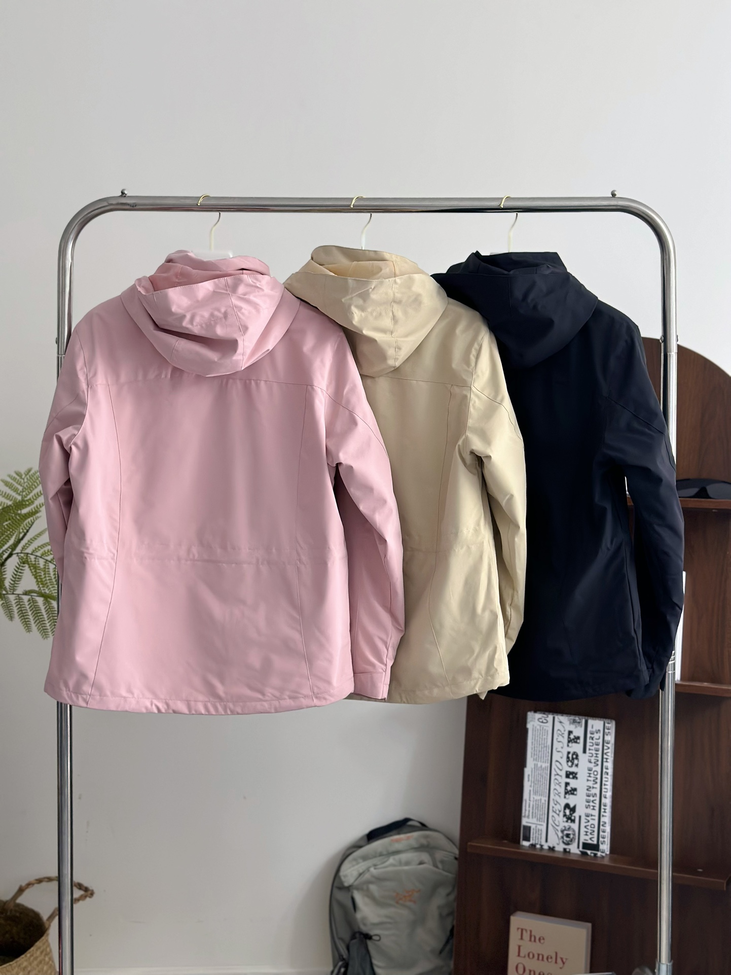 款号747
💰265摇粒绒三合一
可收腰！始祖鸟6色男女情侣款三合一冲锋衣，转图必卖的大爆款款三合一全热封防水科技面料冲锋衣！纯纯原单、品质好到爆！这款不挑年龄段，上身太好看！
真正的防水防风冲锋衣 暴雨级防水 有效阻挡风霜雨雪侵袭 
可拆卸抓绒内胆三合一冲锋衣！！
一件顶4件 任何天气变化都轻松应对 实实在在的好东西 性价比超高的一款 
实在货品自然是没得说 专柜都是有售的 兄弟们有兴趣的话 可以去专柜找下 试试货 
此款外层TEXAPORE外层防水透气、内层保暖内胆！！可单穿、亦可两者搭配着穿，灵活应对多变的户外天气状况！！适用于远足徒步、日常旅行等多种户外运动。
防水透气科技、全方位防水透气面料，耐磨的外层面料，保暖抓绒内胆、提供优良的保暖性能！细节介绍：帽子：可拆卸风帽、可调节视野范围和松紧度！外层夹克面料：面料拥有拒水、防风功能和良好的舒适性；加固设计的肩部、两侧、双袖内侧和缝边拉链：可经受十万次的拉合，紧密顺滑在极端恶劣的环境下依然能够使用。、能很好的贴合手腕部分、不仅穿着舒服，而且能有效防止风沙的进入。下摆可调节系统、外层内层水洗标、LOGO的精致都是无懈可击！
     最后两张尺码表！！