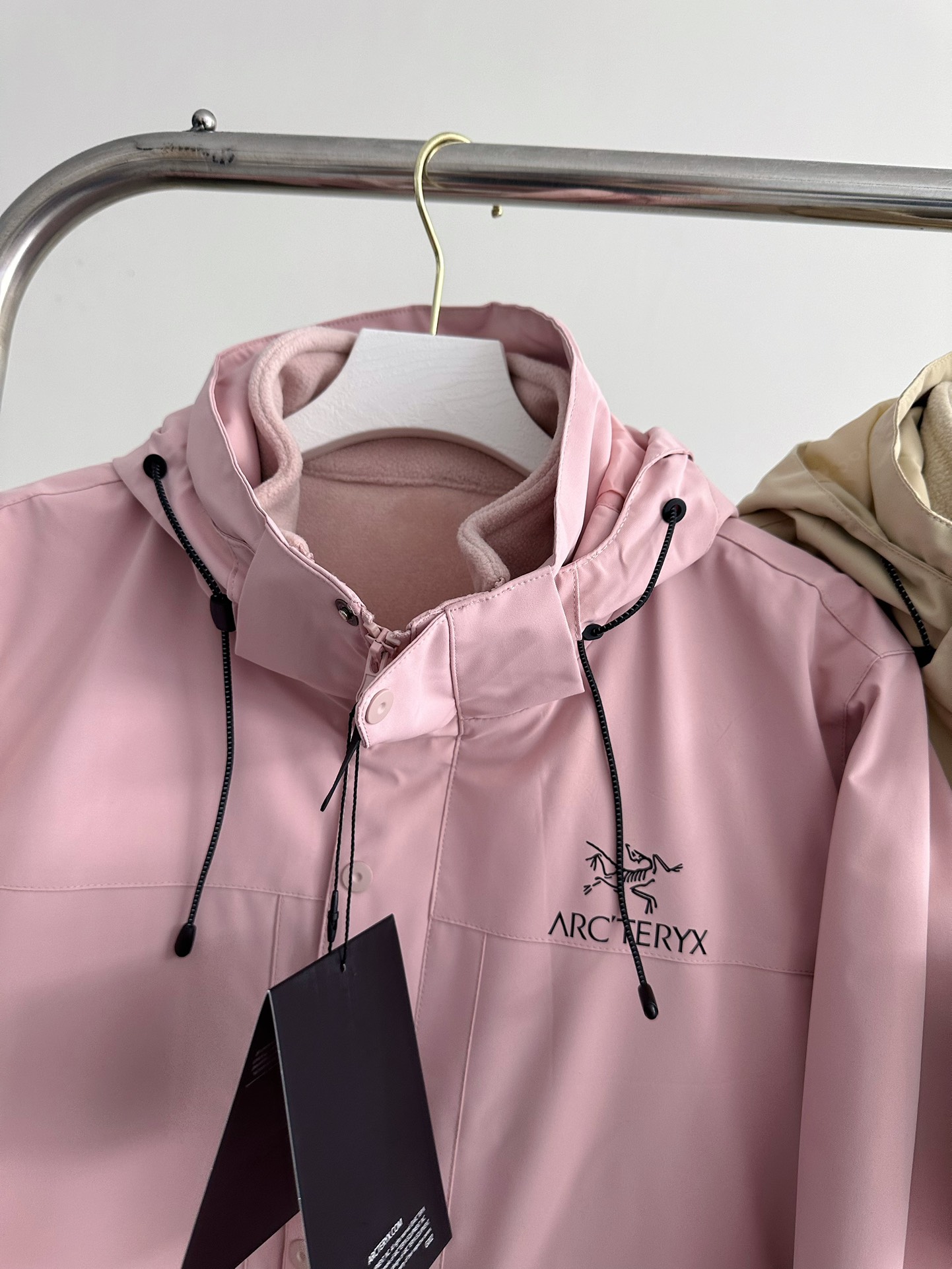 款号747
💰265摇粒绒三合一
可收腰！始祖鸟6色男女情侣款三合一冲锋衣，转图必卖的大爆款款三合一全热封防水科技面料冲锋衣！纯纯原单、品质好到爆！这款不挑年龄段，上身太好看！
真正的防水防风冲锋衣 暴雨级防水 有效阻挡风霜雨雪侵袭 
可拆卸抓绒内胆三合一冲锋衣！！
一件顶4件 任何天气变化都轻松应对 实实在在的好东西 性价比超高的一款 
实在货品自然是没得说 专柜都是有售的 兄弟们有兴趣的话 可以去专柜找下 试试货 
此款外层TEXAPORE外层防水透气、内层保暖内胆！！可单穿、亦可两者搭配着穿，灵活应对多变的户外天气状况！！适用于远足徒步、日常旅行等多种户外运动。
防水透气科技、全方位防水透气面料，耐磨的外层面料，保暖抓绒内胆、提供优良的保暖性能！细节介绍：帽子：可拆卸风帽、可调节视野范围和松紧度！外层夹克面料：面料拥有拒水、防风功能和良好的舒适性；加固设计的肩部、两侧、双袖内侧和缝边拉链：可经受十万次的拉合，紧密顺滑在极端恶劣的环境下依然能够使用。、能很好的贴合手腕部分、不仅穿着舒服，而且能有效防止风沙的进入。下摆可调节系统、外层内层水洗标、LOGO的精致都是无懈可击！
     最后两张尺码表！！