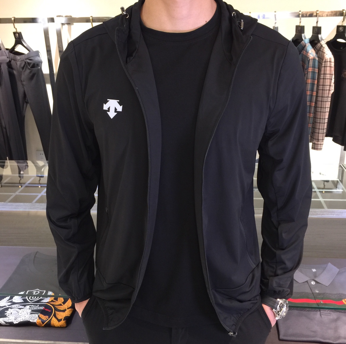 NO:119346,The latest autumn model in the original single!  The latest top original list, comfortable to wear, super texture, sports and casual thin hooded jacket jacket!  A must-have for travel, long wear, the overall design is fashionable and simple, and the zippered placket is designed with edges!  Symbolizes the highest quality of the brand!  Black/dark blue/green!  Size M~XXXL (model 175/125 catties wear M), Jackets & coats, Jackets & coats, Hats, Alexander wang19860909原单秋季最新款！最新顶尖原单,穿着舒适 质感超强 运动休闲薄款连帽夹克外套！出行必备,穿着时间长,整体设计时尚而简洁,拉链门襟处包边设计！象征了品牌至高的品质！黑色/深蓝色/绿色！尺码M～XXXL（模特175/125斤穿M）,,jackets & coats,jackets & coats,hats,alexander wang,Men's clothing