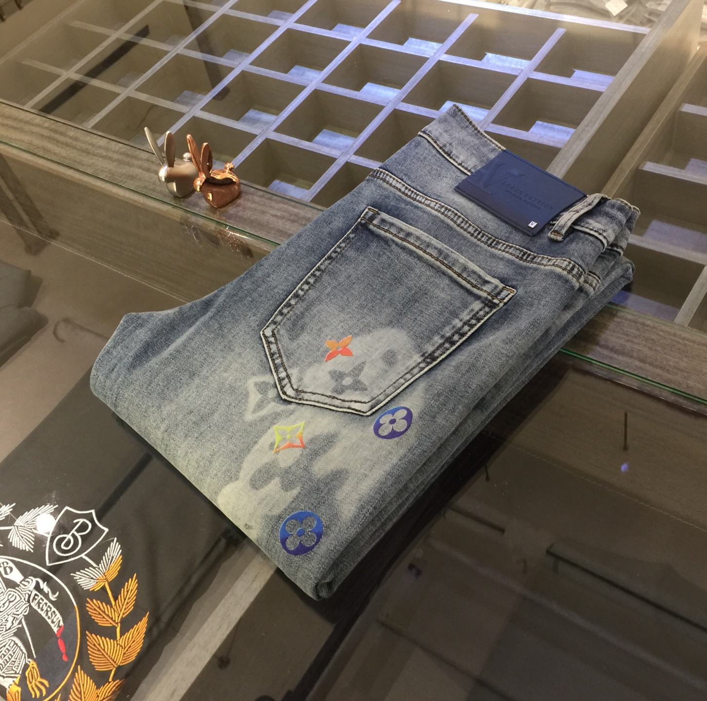 NO:116032,Lujia high-end series of trade channels!  European custom version 2025 spring and summer new jeans, the upper body effect is great, original hardware!  Fashionable and stylish. The fabric is pure cotton denim with micro elasticity, comfortable and breathable. It cannot pill. The latest element design in 25 years and the selection of hardware are also selected. The cool men in magazines wear casual shirts and cool casual shoes. They are full of vitality and youthful style. Even if they are older, they are perfectly competent. They are really casual and masculine!  Size 28~3837. (Model 175/125 catties wear 30),,louis vuitton,louis vuitton,jeans,alexander wang19860909驴家高端系列贸易渠道货！欧洲定制版 2025春夏新款牛仔裤 上身效果非常的棒 原版五金！时尚而有型 面料是纯棉牛仔布 带微弹性 舒适透气 不会起球 25年最新元素设计 以及五金的选材上也都是精选高等级五金 喜爱杂志中酷酷的男人 穿着休闲衬衣 搭配酷酷休闲鞋 一身活力四射的青春范 即使年纪大点此款也完全可以胜任 真是怎么搭怎么率性男人味十足！尺码28～3837.（模特175/125斤穿30）,,louis vuitton,louis vuitton,jeans,alexander wang,Men's clothing