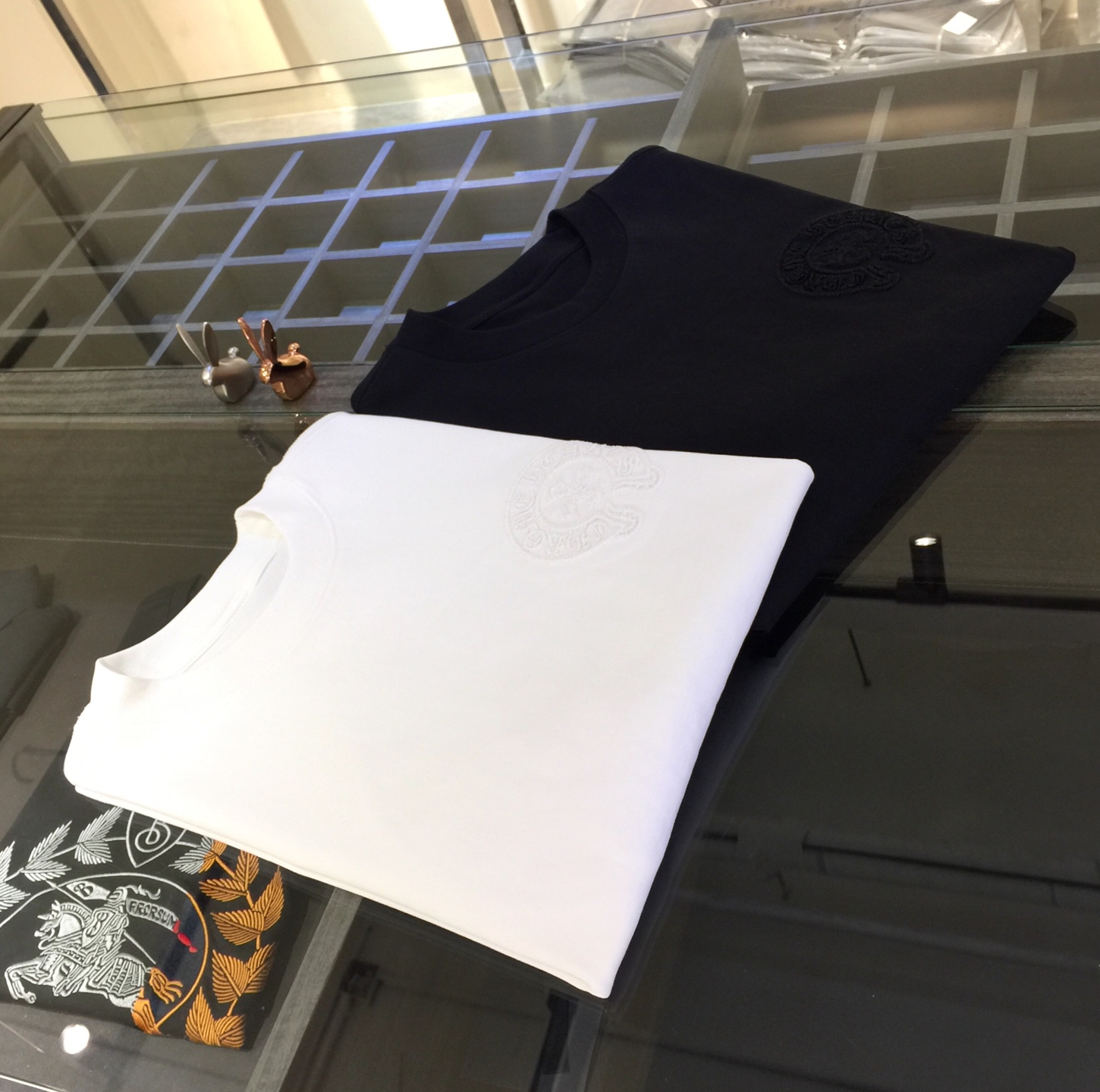 NO:116035,Crow Fat Brother Gospel Summer New Product, Snatch All Versions in a flash!  Classic and fashionable versatile round neck short sleeves!  Micro-expanded version!  Customized Ketian Silk Cotton fabric, soft and delicate fabric, can be used to match various clothing anytime and anywhere to meet your daily life needs. The fabrics and factories we choose are all used by first-tier brands, so we recommend buying them!  Black/white!  Size S~XXXL (model/125 catties wear M), chrome hearts, T-shirt, alexander wang19860909克罗胖哥哥福音夏季新品 秒杀一切版本！经典时尚百搭圆领短袖！微扩版型！订制克天丝棉面料 面料柔软细腻 随时随地都可以拿来搭配各种服饰 满足您日常生活需求.我们所选择的面料及工厂都是一线品牌所使用的,推荐入手！黑色/白色！尺码S～XXXL（模特/125斤穿M）,,chrome hearts,T-shirt,alexander wang,Men's clothing