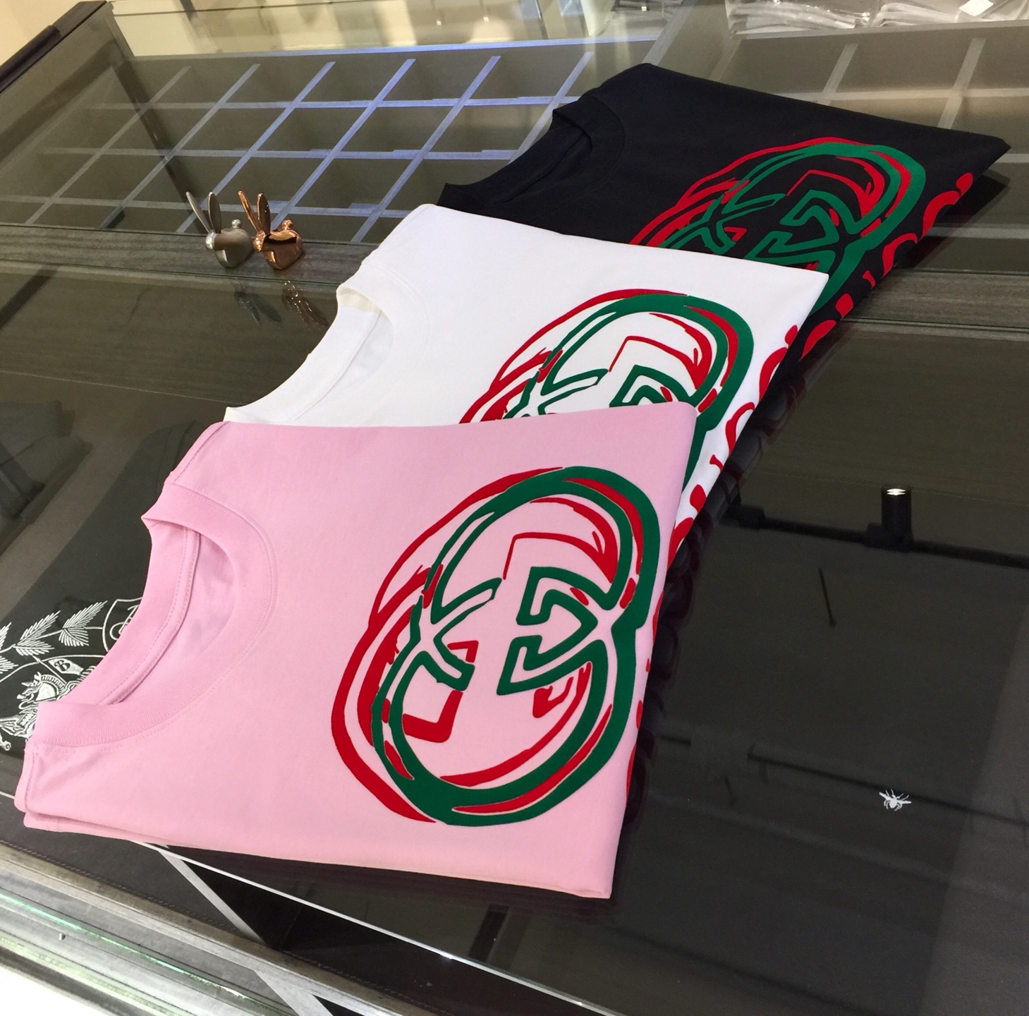 NO:116037,G family Fat Brother Gospel Summer New Product, Snatch All Versions in a flash!  Classic and fashionable versatile round neck short sleeves!  Customized Ketian Silk Cotton fabric, soft and delicate fabric, can be used to match various clothing anytime and anywhere to meet your daily life needs. The fabrics and factories we choose are all used by first-tier brands, so we recommend buying them!  Black/white/pink!  Size S~XXXL (model/125 catties wear M), gucci, T-shirt, alexander wang19860909G家胖哥哥福音夏季新品 秒杀一切版本！经典时尚百搭圆领短袖！订制克天丝棉面料 面料柔软细腻 随时随地都可以拿来搭配各种服饰 满足您日常生活需求.我们所选择的面料及工厂都是一线品牌所使用的,推荐入手！黑色/白色/粉色！尺码S～XXXL（模特/125斤穿M）,,gucci,T-shirt,alexander wang,Men's clothing