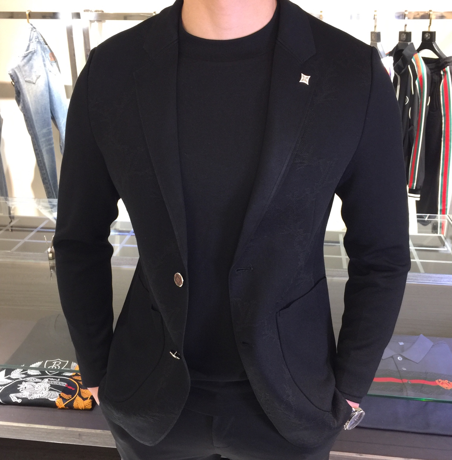 NO:116017,Lujia 2025ss Spring New Style, High-end Customization, Business-style Eternal Suit Style, Classic Suit Collar, 2 Buckles, slightly zipped waist, the simplest commuting and casual design!  Because this model is a light and soft commuter outfit, the whole body is more uniform, atmospheric and decent, and it highlights the exquisiteness casually. It uses top-grade knitted blended jacquard fabric, high-density material, skin-friendly, delicate and comfortable, soft and breathable, super texture, and strong sense of class. Classic and not picky, the color for men's wardrobe is simple and generous, easy to wear but not picky, and the quality can definitely stand the test. Size M~XXXL (model 175/125 jin wearing M),,louis vuitton,louis vuitton,business suit,alexander wang19860909驴家2025ss开春新款 高级定制 商务风永恒的西装版型 经典西装领,2粒扣,腰部微收,最为简约通勤与休闲设计！因这款主打的是轻薄、柔软的通勤装,整身更为平服,大气得体,随意中凸显精致.采用顶级针织混纺提花面料 高密材质、手感亲肤 细腻舒适 柔软透气,质感超强,档次感强.经典不挑人,男士衣橱专用的颜色 简单大方,好穿不挑人,品质绝对经得起考验.尺码M～XXXL（模特175/125斤穿M）,,louis vuitton,louis vuitton,business suit,alexander wang,Men's clothing