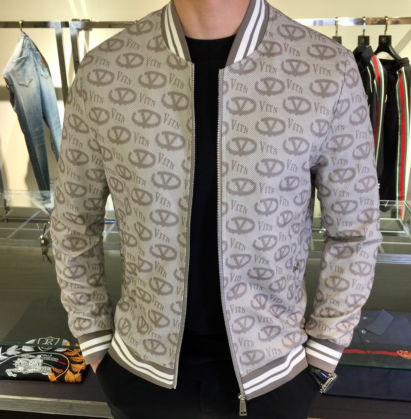 NO:116020,Warren Home's new spring products in 2025, fashionable and handsome, clean and neat tailoring, full of urban style!  The luxury of taste can be reflected in casual outfits. Customer-supplied high-end high-minded nylon fabric is super soft!  The crisp drooping feel is quite good, with a light luster, and a dense and skin-friendly feeling!  Zippered cardigan baseball collar jacket, perfect slim fit, new outfit at any time!  Not only is it comfortable to wear, but it is also extremely breathable!  Size M~XXXL (model 175/125 catties wear M), valentino, jackets & coats, jackets & coats, alexander wang19860909华伦家2025开春新品 时尚帅气 干净利落剪裁 都市风十足！在随意的装束中都能体现有品位的奢华感 客供高支高密尼龙面料 面料超柔软！挺括垂感相当不错,淡淡光泽,密实感亲肤好！ 拉链开衫棒球领夹克外套 完美修身版型 随时变化新装！不仅穿起来很舒服 而且无比透气！ 尺码M～XXXL（模特175/125斤穿M）,,valentino,jackets & coats,jackets & coats,alexander wang,Men's clothing