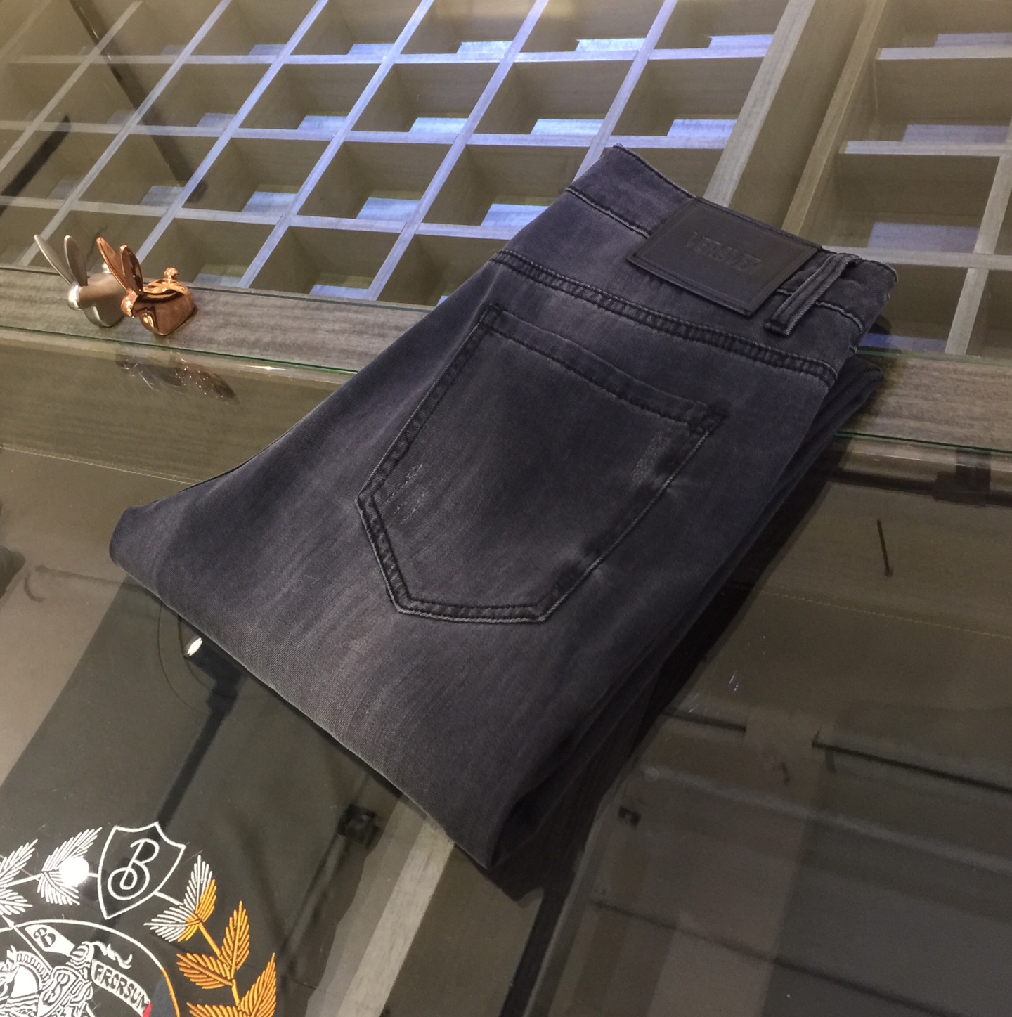 NO:116033,Fanjia high-end series of trade channel goods!  European custom version 2025 spring and summer new jeans, the upper body effect is great, original hardware!  Fashionable and stylish. The fabric is pure cotton denim with micro elasticity, comfortable and breathable. It cannot pill. The latest element design in 25 years and the selection of hardware are also selected. The cool men in magazines wear casual shirts and cool casual shoes. They are full of vitality and youthful style. Even if they are older, they are perfectly competent. They are really casual and masculine!  Size 28~3837. (Model 175/125 catties wear 30), jeans,alexander wang19860909范家高端系列贸易渠道货！欧洲定制版 2025春夏新款牛仔裤 上身效果非常的棒 原版五金！时尚而有型 面料是纯棉牛仔布 带微弹性 舒适透气 不会起球 25年最新元素设计 以及五金的选材上也都是精选高等级五金 喜爱杂志中酷酷的男人 穿着休闲衬衣 搭配酷酷休闲鞋 一身活力四射的青春范 即使年纪大点此款也完全可以胜任 真是怎么搭怎么率性男人味十足！尺码28～3837.（模特175/125斤穿30）,,jeans,alexander wang,Men's clothing