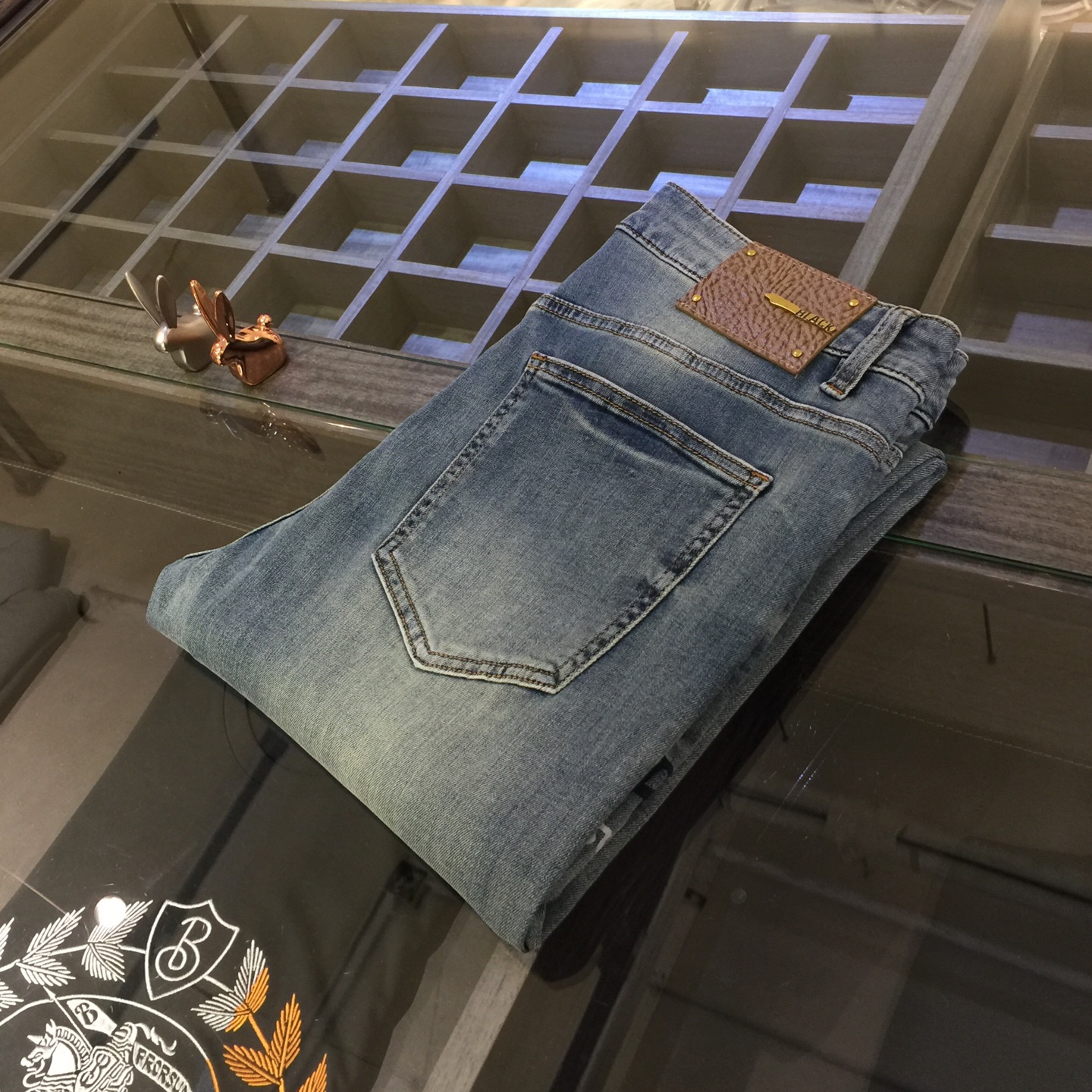 NO:116036,B-home high-end series of trade channels!  European custom version 2025 spring and summer new jeans, the upper body effect is great, original hardware!  Fashionable and stylish. The fabric is pure cotton denim with micro elasticity, comfortable and breathable. It cannot pill. The latest element design in 25 years and the selection of hardware are also selected. The cool men in magazines wear casual shirts and cool casual shoes. They are full of vitality and youthful style. Even if they are older, they are perfectly competent. They are really casual and masculine!  Size 28~3837. (Model 175/125 catties wear 30), jeans,alexander wang19860909B家高端系列贸易渠道货！欧洲定制版 2025春夏新款牛仔裤 上身效果非常的棒 原版五金！时尚而有型 面料是纯棉牛仔布 带微弹性 舒适透气 不会起球 25年最新元素设计 以及五金的选材上也都是精选高等级五金 喜爱杂志中酷酷的男人 穿着休闲衬衣 搭配酷酷休闲鞋 一身活力四射的青春范 即使年纪大点此款也完全可以胜任 真是怎么搭怎么率性男人味十足！尺码28～3837.（模特175/125斤穿30）,,jeans,alexander wang,Men's clothing