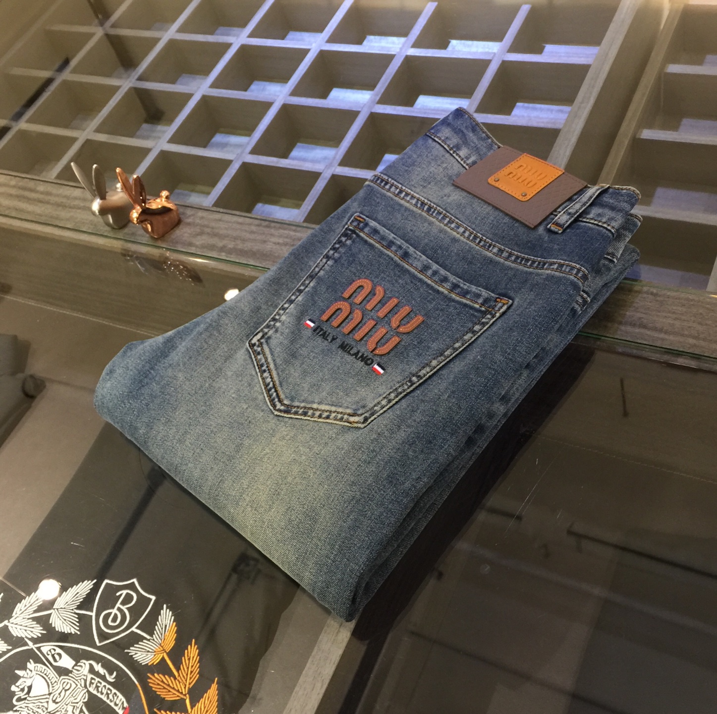 NO:116039,Miu's high-end series of trade channels!  European custom version 2025 spring and summer new jeans, the upper body effect is great, original hardware!  Fashionable and stylish. The fabric is pure cotton denim with micro elasticity, comfortable and breathable. It cannot pill. The latest element design in 25 years and the selection of hardware are also selected. The cool men in magazines wear casual shirts and cool casual shoes. They are full of vitality and youthful style. Even if they are older, they are perfectly competent. They are really casual and masculine!  Size 28~3837. (Model 175/125 catties wear 30), miumiu, jeans, alexander wang19860909Miu家高端系列贸易渠道货！欧洲定制版 2025春夏新款牛仔裤 上身效果非常的棒 原版五金！时尚而有型 面料是纯棉牛仔布 带微弹性 舒适透气 不会起球 25年最新元素设计 以及五金的选材上也都是精选高等级五金 喜爱杂志中酷酷的男人 穿着休闲衬衣 搭配酷酷休闲鞋 一身活力四射的青春范 即使年纪大点此款也完全可以胜任 真是怎么搭怎么率性男人味十足！尺码28～3837.（模特175/125斤穿30）,,miumiu,jeans,alexander wang,Men's clothing