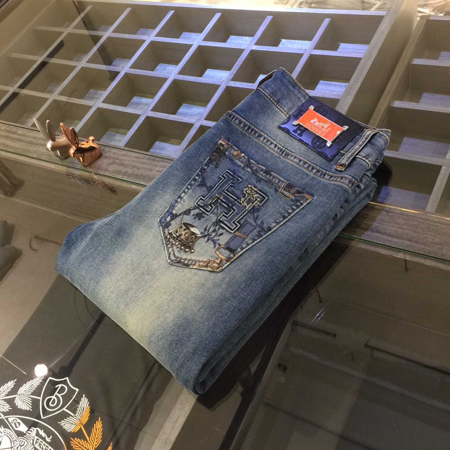 NO:116042,H Family High-end Series Trading Channel Goods!  European custom version 2025 spring and summer new jeans, the upper body effect is great, original hardware!  Fashionable and stylish. The fabric is pure cotton denim with micro elasticity, comfortable and breathable. It cannot pill. The latest element design in 25 years and the selection of hardware are also selected. The cool men in magazines wear casual shirts and cool casual shoes. They are full of vitality and youthful style. Even if they are older, they are perfectly competent. They are really casual and masculine!  Size 28~3837. (Model 175/125 catties wear 30), jeans,alexander wang19860909H家高端系列贸易渠道货！欧洲定制版 2025春夏新款牛仔裤 上身效果非常的棒 原版五金！时尚而有型 面料是纯棉牛仔布 带微弹性 舒适透气 不会起球 25年最新元素设计 以及五金的选材上也都是精选高等级五金 喜爱杂志中酷酷的男人 穿着休闲衬衣 搭配酷酷休闲鞋 一身活力四射的青春范 即使年纪大点此款也完全可以胜任 真是怎么搭怎么率性男人味十足！尺码28～3837.（模特175/125斤穿30）,,jeans,alexander wang,Men's clothing