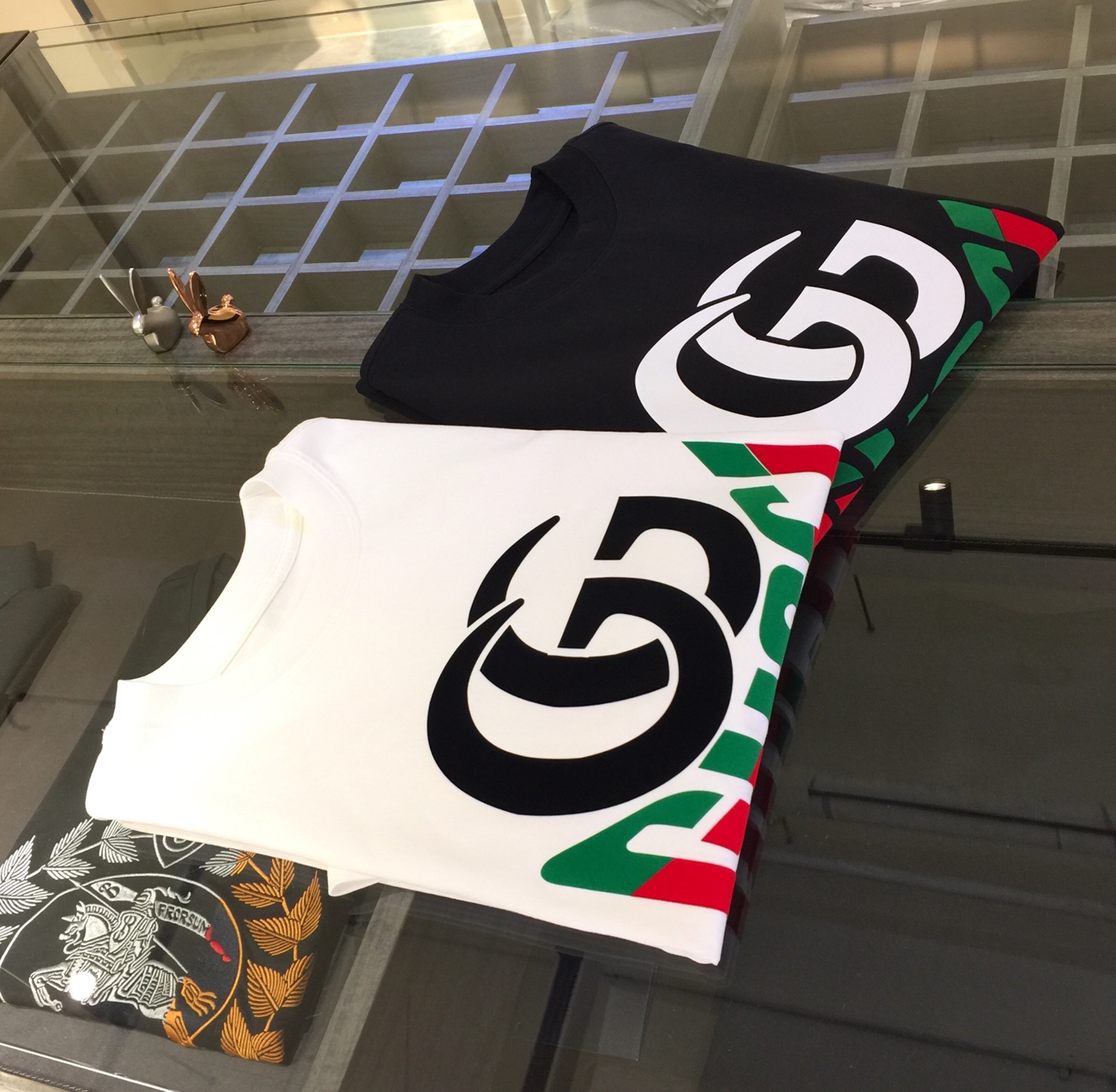 NO:116019,G family Fat Brother Gospel Summer New Product, Snatch All Versions in a flash!  Classic and fashionable versatile round neck short sleeves!  Customized Ketian Silk Cotton fabric, soft and delicate fabric, can be used to match various clothing anytime and anywhere to meet your daily life needs. The fabrics and factories we choose are all used by first-tier brands, so we recommend buying them!  Black/white!  Size S~XXXL (model/125 catties wear M), gucci, T-shirt, alexander wang19860909G家胖哥哥福音夏季新品 秒杀一切版本！经典时尚百搭圆领短袖！订制克天丝棉面料 面料柔软细腻 随时随地都可以拿来搭配各种服饰 满足您日常生活需求.我们所选择的面料及工厂都是一线品牌所使用的,推荐入手！黑色/白色！尺码S～XXXL（模特/125斤穿M）,,gucci,T-shirt,alexander wang,Men's clothing