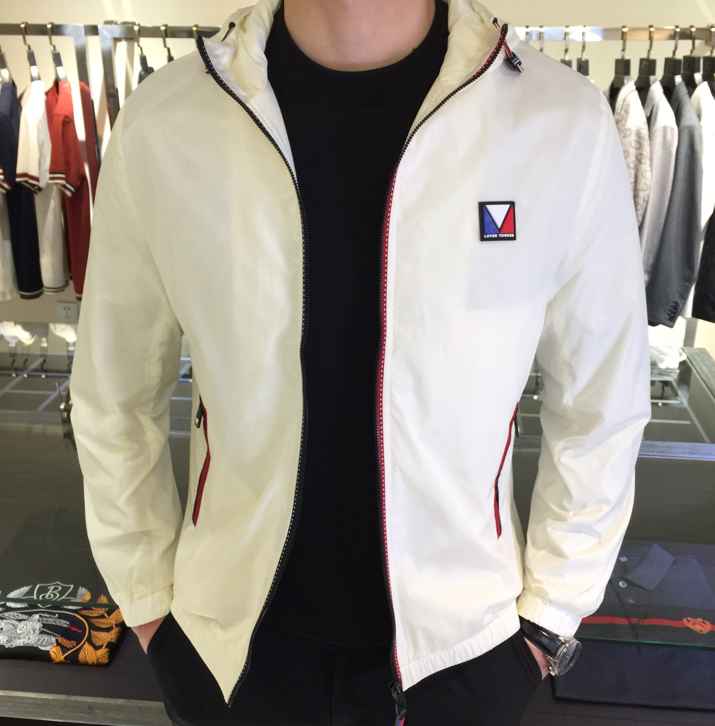 NO:116028,The new Lujia spring and summer jacket of 2025 is definitely a casual and business item. The fabric is comfortable and you will be well protected in the changing seasons!  There are no too many complex colors, and the quality and status are highlighted in low-key. There are many surprises in the details. Jackets with super high grades and specifications are popular products that loyal fans cannot miss!  Made of classic tech fiber nylon material, it has a silky smooth effect. It is simple and easy to match, and it is very handsome!  It is recommended that all men must have this item!  It would be a pity to miss it!  Black/white!  Size M~XXXL (model 175/125 catties wear M), louis vuitton,louis vuitton,jackets & coats,jackets & coats,alexander wang19860909驴家2025春夏新款外套,绝对是一款休闲与商务范并存的单品,面料舒适,在多变季节护你周全！没有过多复杂的配色,低调中彰显品质与地位.细节处惊喜连连.档次与规格超高的夹克外套,忠实粉丝不可错过的人气产物！采用经典的科技纤维尼龙材质打造,有着丝质般光滑的效果.简约易搭配,帅气十足！推荐全员男士务必人手这款单品！错过绝对会相当遗憾！黑色/白色！尺码M～XXXL（模特175/125斤穿M）,,louis vuitton,louis vuitton,jackets & coats,jackets & coats,alexander wang,Men's clothing