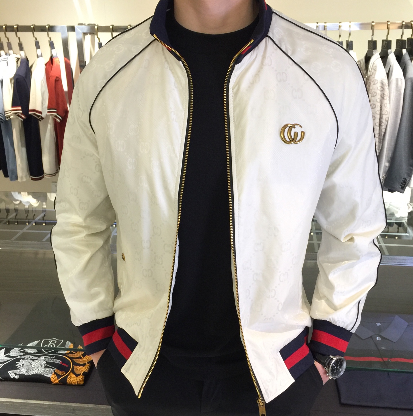 NO:116034,G Home 2025 Spring New Coat, mature and handsome, clean and neat tailored, elegant and simple lines, and full of urban style!  The low-key and luxurious feeling can be reflected in casual outfits. The customer-supplied high-end high-density nylon fabric has a crisp and drape, a light luster, and a dense and skin-friendly feeling!  Perfect slim fit style, new outfit changes at any time!  Not only is it comfortable to wear, but it is also extremely breathable!  Blue/white!  Size M~XXXL (model 175/125 catties wear M), gucci, jackets & coats, alexander wang19860909G家2025开春新品外套 轻熟帅气 干净利落剪裁 线条大气简约 都市风十足！在随意的装束中都能体现低调奢华感 客供高支高密尼龙面料,挺括垂感相当不错,淡淡光泽,密实感亲肤好！ 完美修身版型 随时变化新装！不仅穿起来很舒服 而且无比透气！蓝色/白色！尺码M～XXXL（模特175/125斤穿M）,,gucci,jackets & coats,alexander wang,Men's clothing