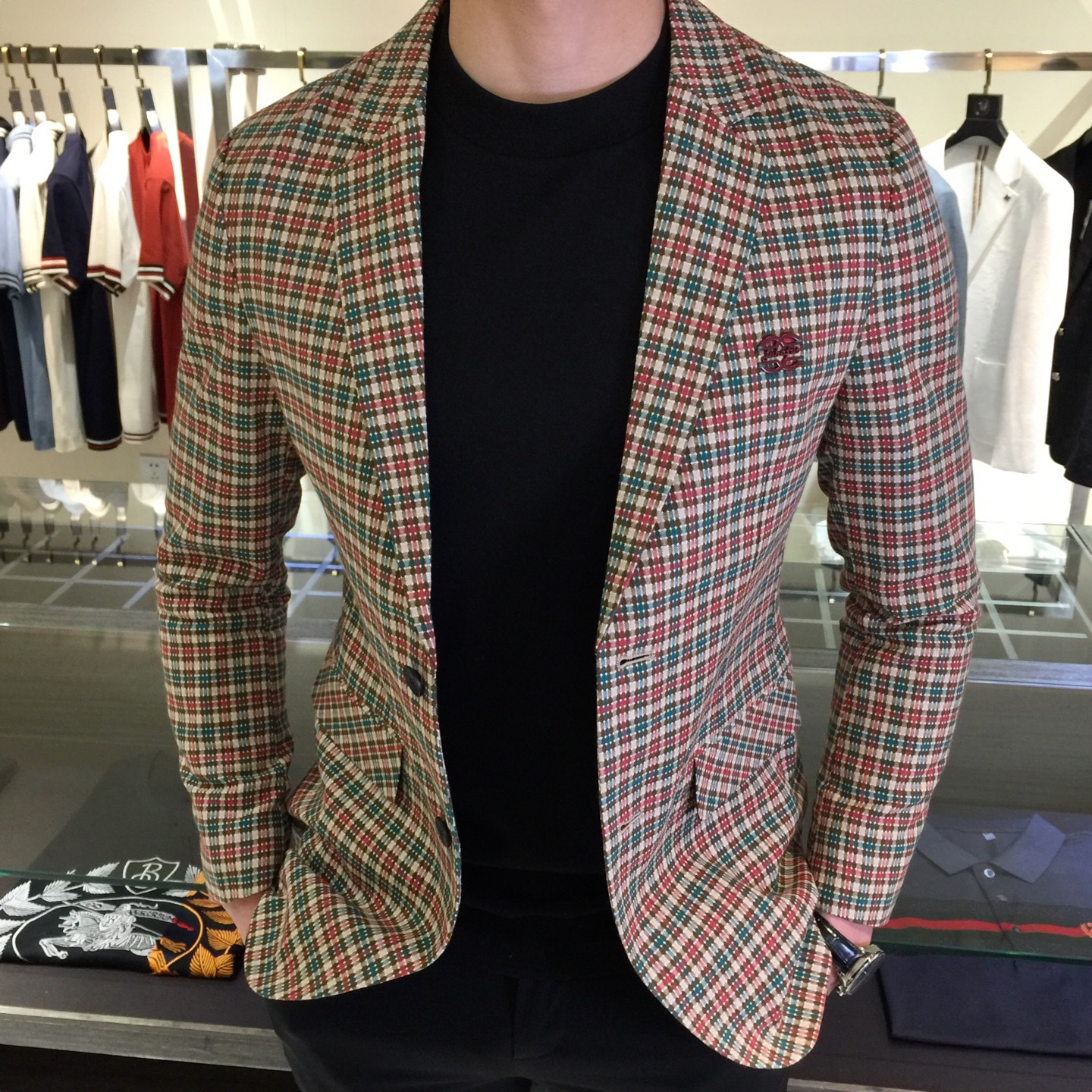 NO:116038,G Home 2025ss Spring New Style, High-end Customization, Business-style Eternal Suit Style, Classic Suit Collar, 2 Buckles, slightly zipped waist, the simplest commuting and casual design!  Because this model is a light and soft commuter outfit, the whole body is more uniform, with a crochet craftsmanship, atmospheric and decent, and highlights the exquisiteness at will. It uses top-quality custom super soft silky blend, high-density ultra-thin material, skin-friendly and delicate, soft and breathable, super texture, and strong sense of class. Classic and not picky, the color dedicated to men's wardrobe is simple and generous, easy to wear but not picky, and the quality can definitely stand the test. Green mixed color/red mixed color!  Size M~XXXL (model 175/125 catties wear M), gucci, business suit, alexander wang19860909G家2025ss开春新款 高级定制 商务风永恒的西装版型 经典西装领,2粒扣,腰部微收,最为简约通勤与休闲设计！因这款主打的是轻薄、柔软的通勤装,整身更为平服,钩织工艺,大气得体,随意中凸显精致.采用顶级定制超柔丝滑混纺 高密超薄材质、手感亲肤 细腻舒适 柔软透气,质感超强,档次感强.经典不挑人,男士衣橱专用的颜色 简单大方,好穿不挑人,品质绝对经得起考验.绿混色/红混色！尺码M～XXXL（模特175/125斤穿M）,,gucci,business suit,alexander wang,Men's clothing