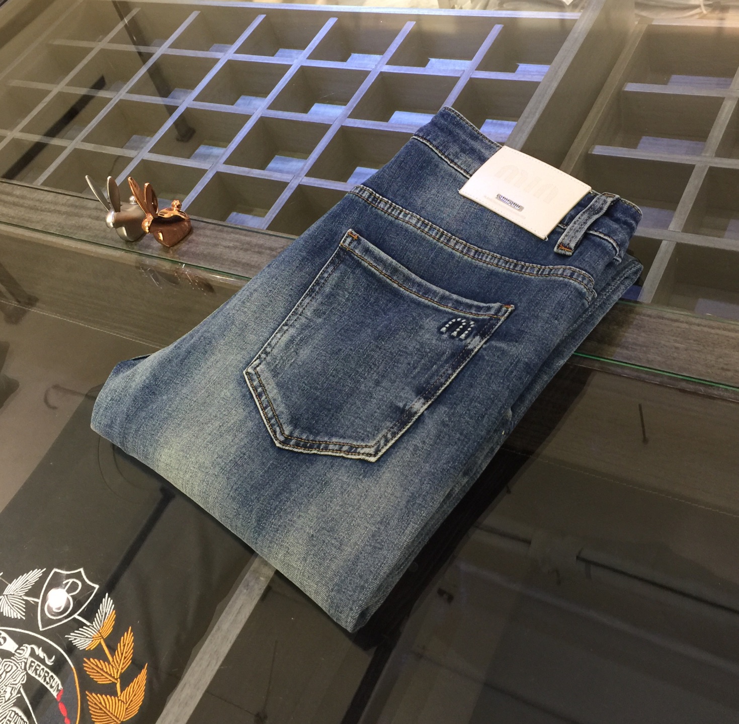 NO:116041,Miu's high-end series of trade channels!  European custom version 2025 spring and summer new jeans, the upper body effect is great, original hardware!  Fashionable and stylish. The fabric is pure cotton denim with micro elasticity, comfortable and breathable. It cannot pill. The latest element design in 25 years and the selection of hardware are also selected. The cool men in magazines wear casual shirts and cool casual shoes. They are full of vitality and youthful style. Even if they are older, they are perfectly competent. They are really casual and masculine!  Size 28~3837. (Model 175/125 catties wear 30), miumiu, jeans, alexander wang19860909Miu家高端系列贸易渠道货！欧洲定制版 2025春夏新款牛仔裤 上身效果非常的棒 原版五金！时尚而有型 面料是纯棉牛仔布 带微弹性 舒适透气 不会起球 25年最新元素设计 以及五金的选材上也都是精选高等级五金 喜爱杂志中酷酷的男人 穿着休闲衬衣 搭配酷酷休闲鞋 一身活力四射的青春范 即使年纪大点此款也完全可以胜任 真是怎么搭怎么率性男人味十足！尺码28～3837.（模特175/125斤穿30）,,miumiu,jeans,alexander wang,Men's clothing