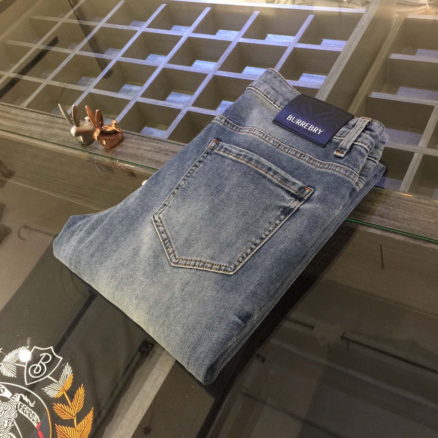 NO:116043,B-home high-end series of trade channels!  European custom version 2025 spring and summer new jeans, the upper body effect is great, original hardware!  Fashionable and stylish. The fabric is pure cotton denim with micro elasticity, comfortable and breathable. It cannot pill. The latest element design in 25 years and the selection of hardware are also selected. The cool men in magazines wear casual shirts and cool casual shoes. They are full of vitality and youthful style. Even if they are older, they are perfectly competent. They are really casual and masculine!  Size 28~3837. (Model 175/125 catties wear 30), jeans,alexander wang19860909B家高端系列贸易渠道货！欧洲定制版 2025春夏新款牛仔裤 上身效果非常的棒 原版五金！时尚而有型 面料是纯棉牛仔布 带微弹性 舒适透气 不会起球 25年最新元素设计 以及五金的选材上也都是精选高等级五金 喜爱杂志中酷酷的男人 穿着休闲衬衣 搭配酷酷休闲鞋 一身活力四射的青春范 即使年纪大点此款也完全可以胜任 真是怎么搭怎么率性男人味十足！尺码28～3837.（模特175/125斤穿30）,,jeans,alexander wang,Men's clothing