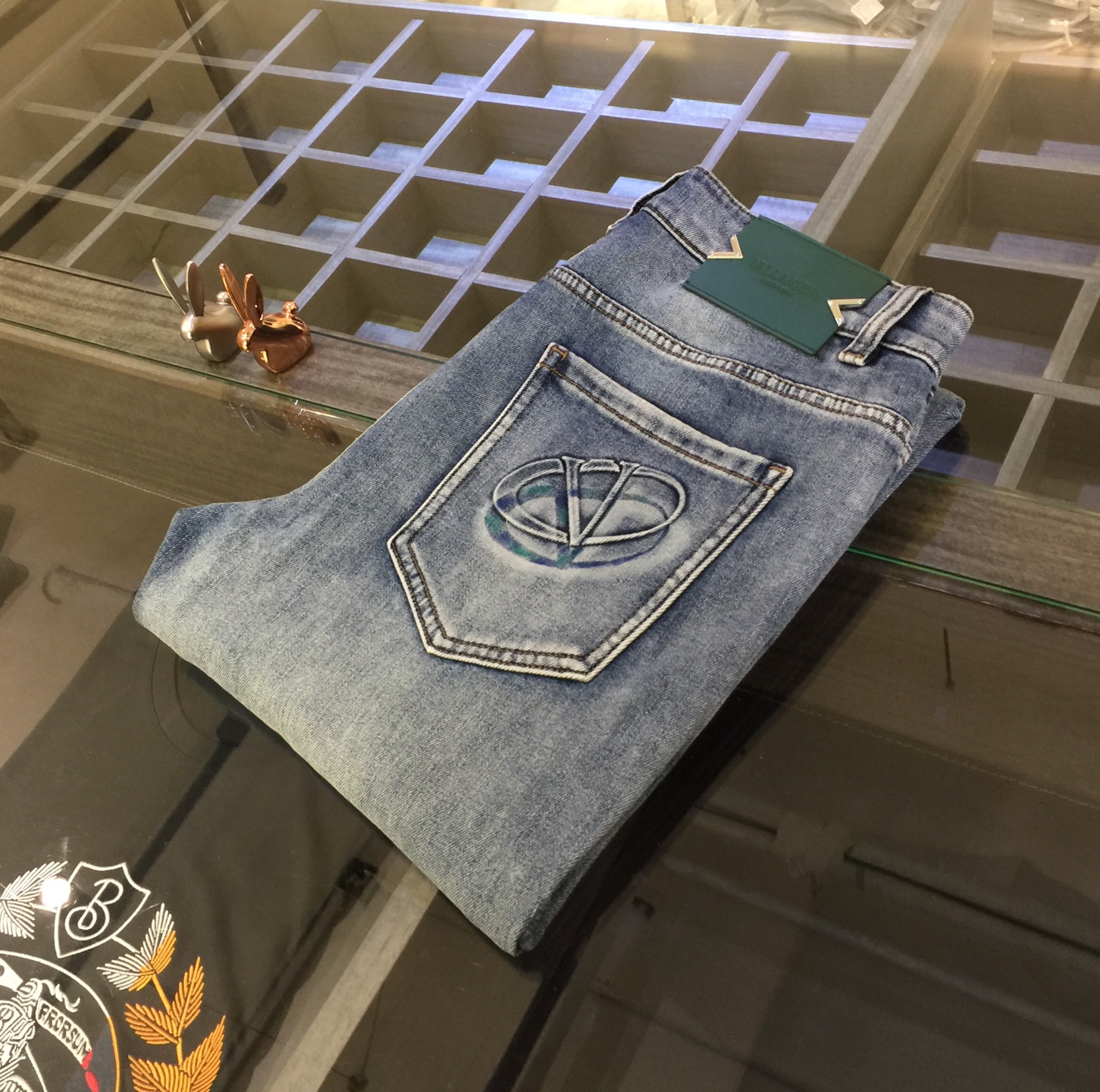 NO:116046,Warren Home's high-end series of trade channels!  European custom version 2025 spring and summer new jeans, the upper body effect is great, original hardware!  Fashionable and stylish. The fabric is pure cotton denim with micro elasticity, comfortable and breathable. It cannot pill. The latest element design in 25 years and the selection of hardware are also selected. The cool men in magazines wear casual shirts and cool casual shoes. They are full of vitality and youthful style. Even if they are older, they are perfectly competent. They are really casual and masculine!  Size 28~3837. (Model 175/125 catties wear 30), valentino, jeans, alexander wang19860909华伦家高端系列贸易渠道货！欧洲定制版 2025春夏新款牛仔裤 上身效果非常的棒 原版五金！时尚而有型 面料是纯棉牛仔布 带微弹性 舒适透气 不会起球 25年最新元素设计 以及五金的选材上也都是精选高等级五金 喜爱杂志中酷酷的男人 穿着休闲衬衣 搭配酷酷休闲鞋 一身活力四射的青春范 即使年纪大点此款也完全可以胜任 真是怎么搭怎么率性男人味十足！尺码28～3837.（模特175/125斤穿30）,,valentino,jeans,alexander wang,Men's clothing