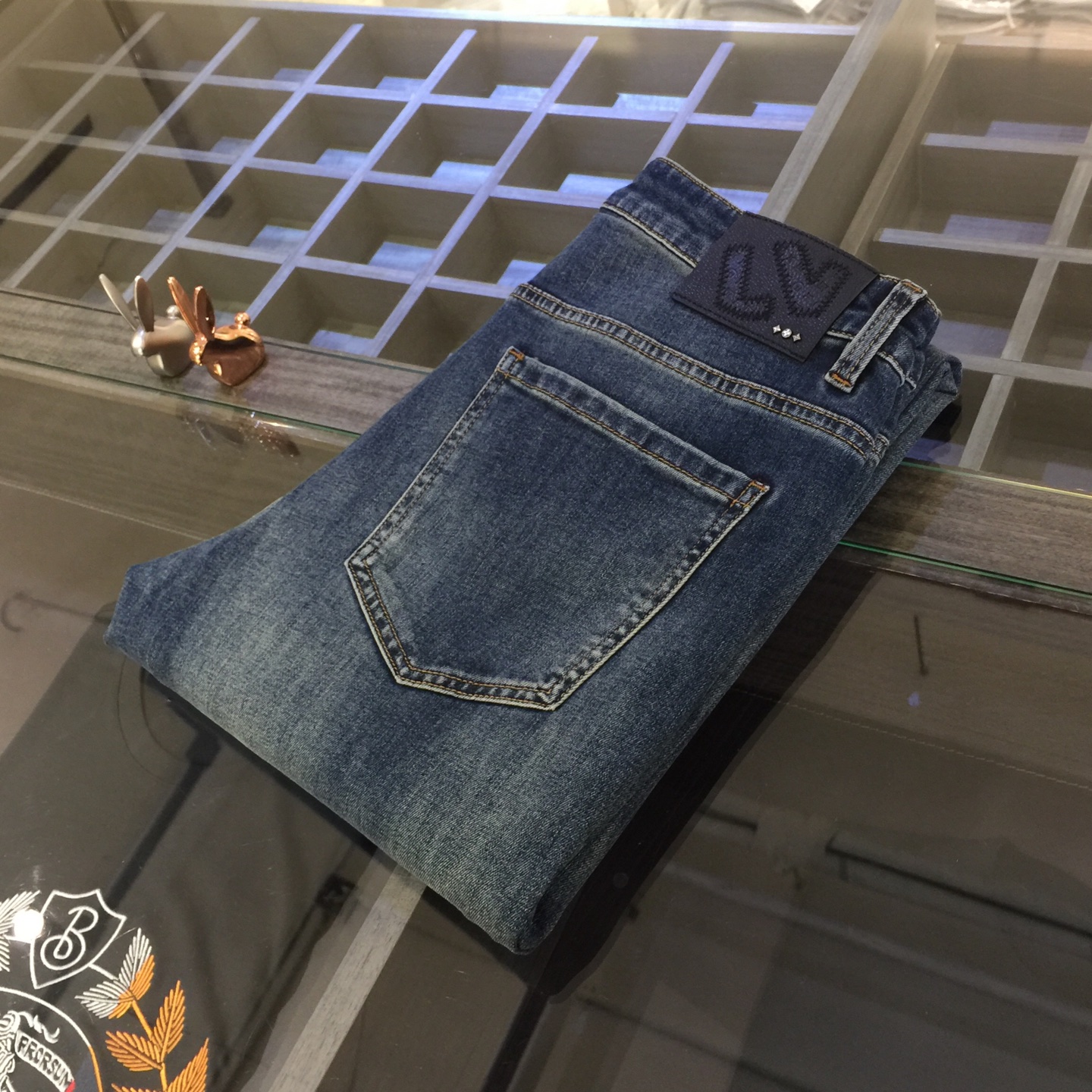 NO:116045,Lujia high-end series of trade channels!  European custom version 2025 spring and summer new jeans, the upper body effect is great, original hardware!  Fashionable and stylish. The fabric is pure cotton denim with micro elasticity, comfortable and breathable. It cannot pill. The latest element design in 25 years and the selection of hardware are also selected. The cool men in magazines wear casual shirts and cool casual shoes. They are full of vitality and youthful style. Even if they are older, they are perfectly competent. They are really casual and masculine!  Size 28~3837. (Model 175/125 catties wear 30),,louis vuitton,louis vuitton,jeans,alexander wang19860909驴家高端系列贸易渠道货！欧洲定制版 2025春夏新款牛仔裤 上身效果非常的棒 原版五金！时尚而有型 面料是纯棉牛仔布 带微弹性 舒适透气 不会起球 25年最新元素设计 以及五金的选材上也都是精选高等级五金 喜爱杂志中酷酷的男人 穿着休闲衬衣 搭配酷酷休闲鞋 一身活力四射的青春范 即使年纪大点此款也完全可以胜任 真是怎么搭怎么率性男人味十足！尺码28～3837.（模特175/125斤穿30）,,louis vuitton,louis vuitton,jeans,alexander wang,Men's clothing