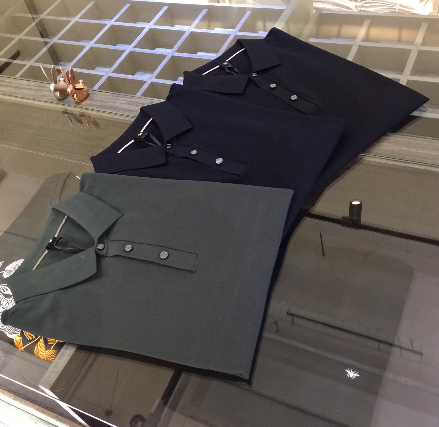 NO:116051,The gospel of Fat Brother B Family is recommended!  The latest series of 2025AW, versatile commuting at work, elegant design, a must-have for business elites!  Use high-weight mulberry silk Yilit blended knitted foot cloth fabric!  Wen Ru is soft, delicate and soft, and the upper body is naturally comfortable. The lapel is a business casual slim fit. It can be worn in both business and leisure, which highlights the overall styling and slim body feel. The overall craftsmanship line is really impeccable. This kind of fashion adds points to urban fashion people and has a more gentlemanly charm!  Black/dark blue/gray green!  Size M~4XL (model/125 catties wear M), alexander wang19860909B家胖哥哥福音重磅推荐！2025AW最新系列 上班通勤百搭 富于优雅的设计感 商务精英必备！采用高克重桑蚕丝伊力特混纺针织起脚布面料！温儒柔软 细腻柔软 上身自然是舒适 翻领商务休闲修身款 无论是商务还是休闲时候都可穿搭 非常的凸显整体的造型感以及修身上身感 整体的工艺车线真的是无可挑剔的 这样的一款时装 无不为都市时尚人士加分 更加的绅士韵味十足范！黑色/深蓝色/灰绿色！尺码M～4XL（模特/125斤穿M）,,alexander wang,Men's clothing