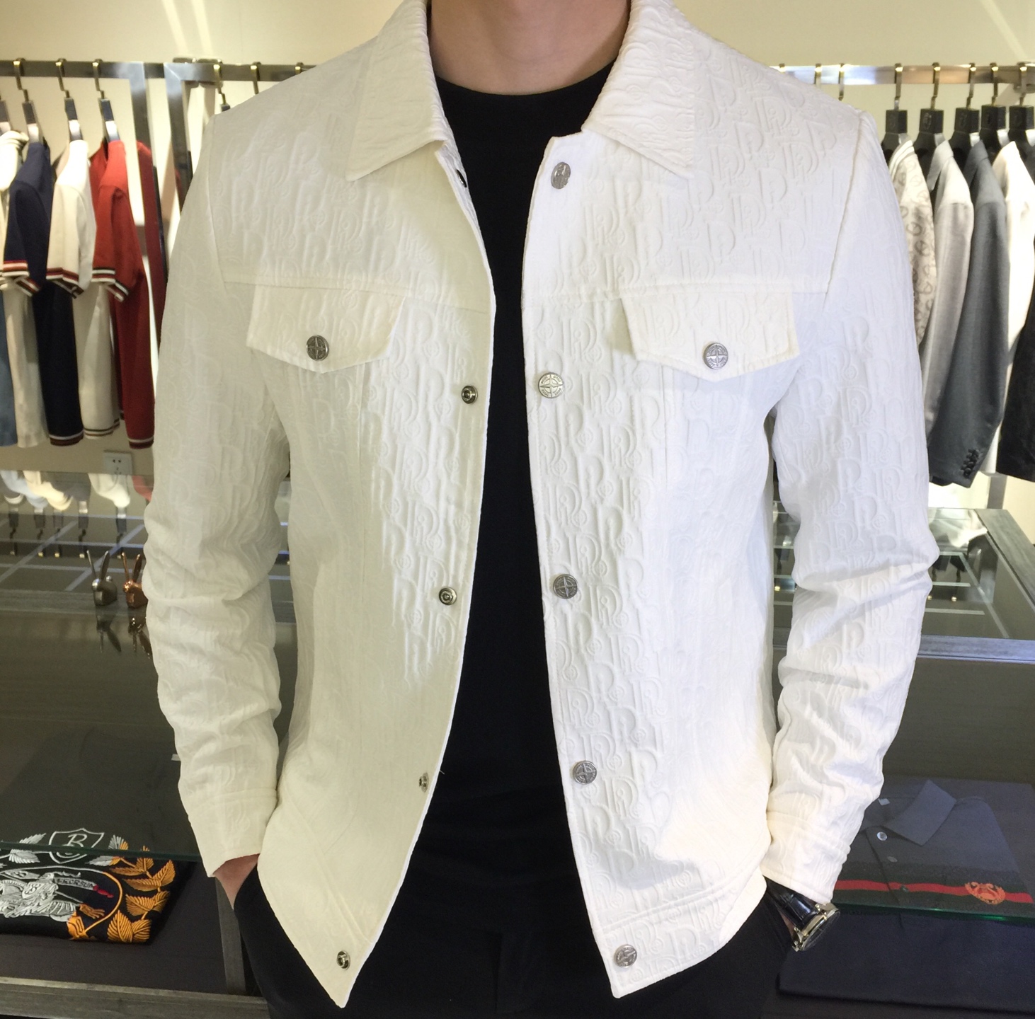 NO:116055,Dijia 2025 early spring new product, fashionable lapel jacket!  It is easy to wear and match practical equipment in spring and autumn!  Classic models come with innovation and improvement, and are not picky!  Tiansi Memory Denin Jacquard fabric, comfortable, wrinkle-proof and skinny!  Simple but not simple types, excellent tailoring, exquisite materials, exquisite all-inclusive details, etc., are all very well-known!  Perfect quality!  Black/white!  Size M~XXXL (model/125 catties wear M), dior, jackets & coats, alexander wang19860909迪家2025早春新品 潮味十足翻领外套！春秋好穿好搭实用装备！经典款中带有创新和改良,不挑人！天丝记忆丹宁提花面料,舒适防皱有骨感！简约而不简单的类型,精良的剪裁,精致的物料,精美的全包边细节..等等都非常的有说法！完美品相！黑色/白色！尺码M～XXXL（模特/125斤穿M）,,dior,jackets & coats,alexander wang,Men's clothing