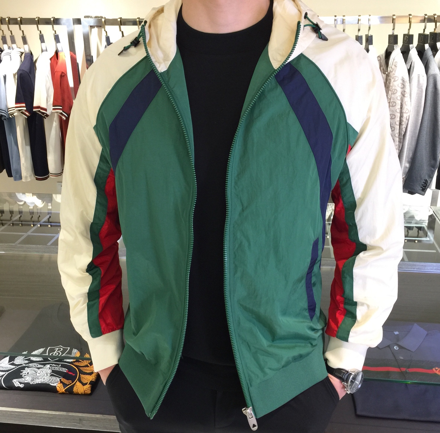 NO:116057,G Home 2025 spring and summer new jacket is definitely a casual and business style item. The fabric is comfortable and you will be well protected in the changing seasons!  High-end color matching, low-key, showing quality and status. Surprises are endless in details. Jackets with super high grades and specifications are popular products that loyal fans cannot miss!  Made of classic tech fiber nylon material, it has a silky smooth effect. It is simple and easy to match, and it is very handsome!  It is recommended that all men must have this item!  It would be a pity to miss it!  Off-white/green!  Size M~XXXL (model/125 catties wear M), gucci, jackets & coats, jackets & coats, alexander wang19860909G家2025春夏新款外套,绝对是一款休闲与商务范并存的单品,面料舒适,在多变季节护你周全！高档的配色,低调中彰显品质与地位.细节处惊喜连连.档次与规格超高的夹克外套,忠实粉丝不可错过的人气产物！采用经典的科技纤维尼龙材质打造,有着丝质般光滑的效果.简约易搭配,帅气十足！推荐全员男士务必人手这款单品！错过绝对会相当遗憾！米白色/绿色！尺码M～XXXL（模特/125斤穿M）,,gucci,jackets & coats,jackets & coats,alexander wang,Men's clothing