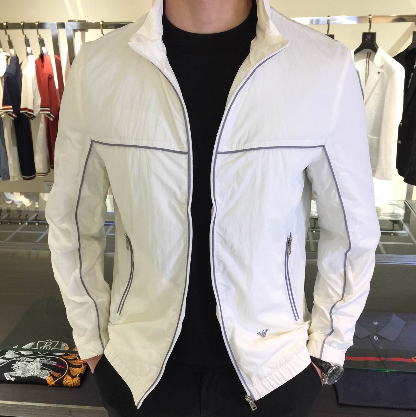 NO:116059,Ajia’s new spring and summer jacket is definitely a casual and business-style item. The fabric is comfortable and you will be well protected in the changing seasons!  The hidden hat design shows quality and status in a low-key manner. The details are full of surprises. The jacket with super high grade and specifications is a popular product that loyal fans cannot miss!  Made of classic tech fiber nylon material, it has a silky smooth effect. It is simple and easy to match, and it is very handsome!  It is recommended that all men must have this item!  It would be a pity to miss it!  Black/white!  Size M~XXXL (model/125 catties wear M), Jackets & coats, Jackets & coats, Hats, Alexander wang19860909A家2025春夏新款外套,绝对是一款休闲与商务范并存的单品,面料舒适,在多变季节护你周全！隐藏帽子设计低调中彰显品质与地位.细节处惊喜连连.档次与规格超高的夹克外套,忠实粉丝不可错过的人气产物！采用经典的科技纤维尼龙材质打造,有着丝质般光滑的效果.简约易搭配,帅气十足！推荐全员男士务必人手这款单品！错过绝对会相当遗憾！黑色/白色！尺码M～XXXL（模特/125斤穿M）,,jackets & coats,jackets & coats,hats,alexander wang,Men's clothing