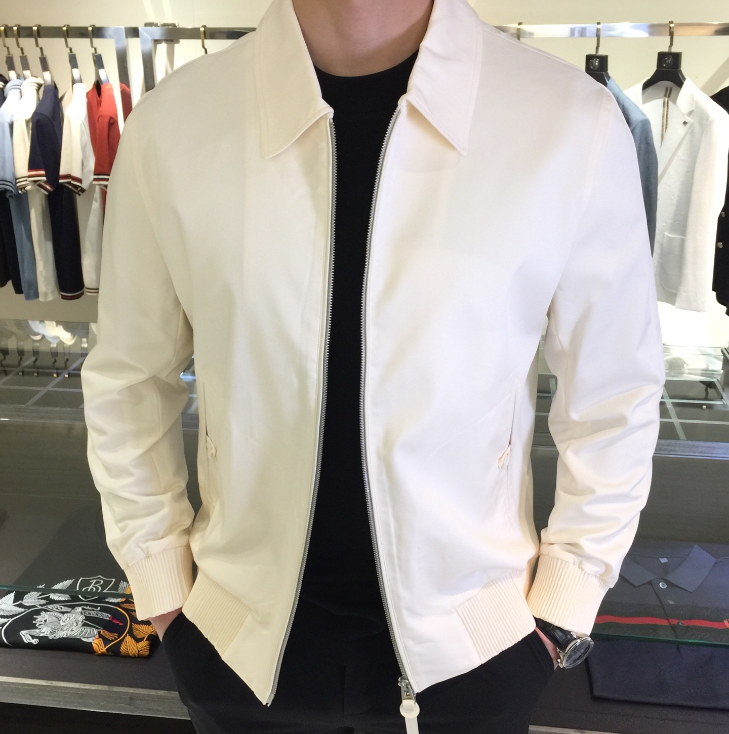 NO:116061,A's new spring new product lapel jacket with mature and handsome, clean and neat tailoring, elegant and simple lines, and full of urban style!  The low-key and luxurious feeling can be reflected in casual outfits. The customer-supplied high-end high-minded nylon tannin fabric has a crisp and drape feeling, a light luster, and a dense and skin-friendly feeling!  Perfect slim fit style, new outfit changes at any time!  Not only is it comfortable to wear, but it is also extremely breathable!  Black/Beige!  Size M~XXXL (model/125 catties wear M), Jackets & coats,alexander wang19860909A家2025开春新品翻领外套 轻熟帅气 干净利落剪裁 线条大气简约 都市风十足！在随意的装束中都能体现低调奢华感 客供高支高密尼龙丹宁面料,挺括垂感相当不错,淡淡光泽,密实感亲肤好！ 完美修身版型 随时变化新装！不仅穿起来很舒服 而且无比透气！黑色/米白色！尺码M～XXXL（模特/125斤穿M）,,jackets & coats,alexander wang,Men's clothing