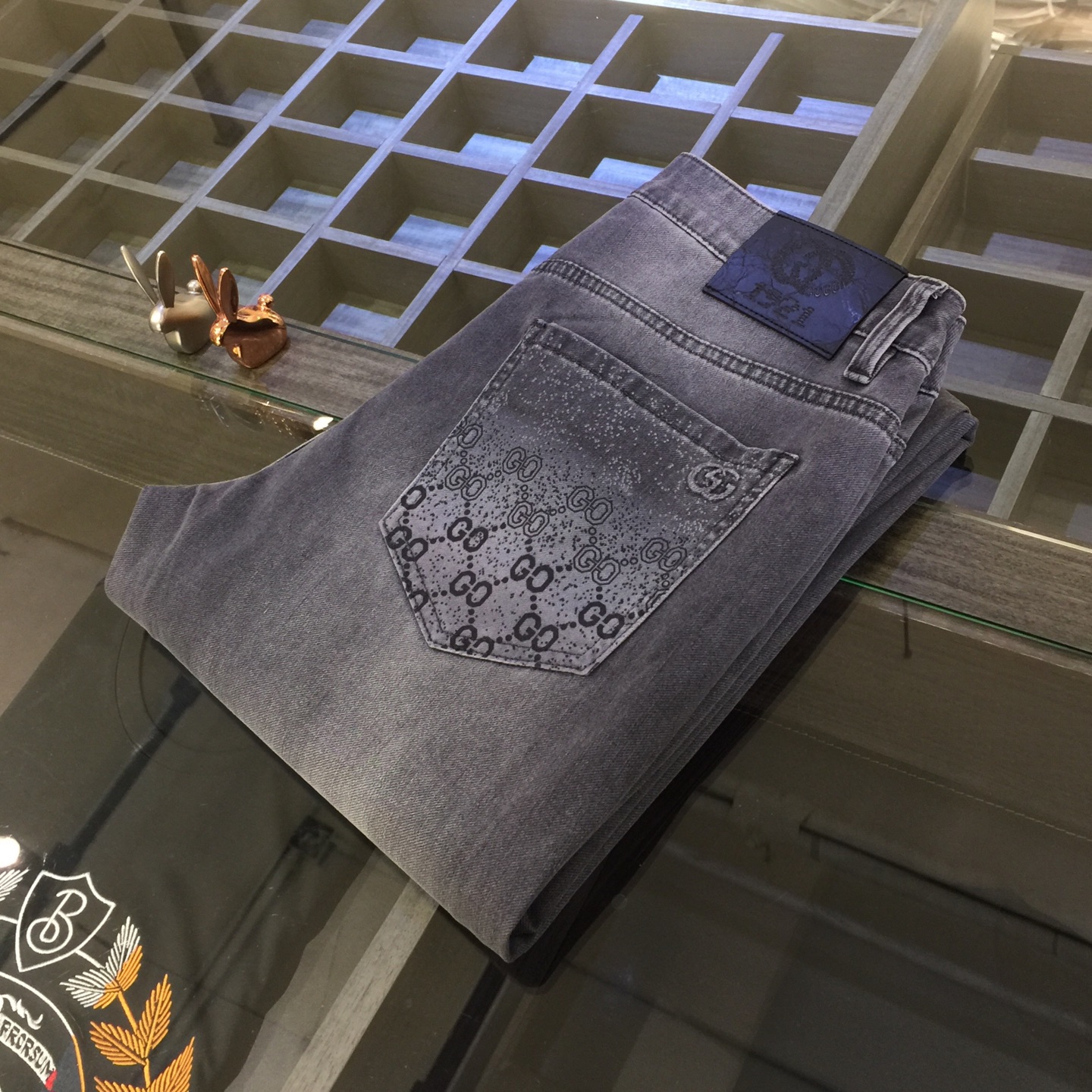 NO:116063,G family high-end series of trade channel goods!  European custom version 2025 spring and summer new jeans, the upper body effect is great, original hardware!  Fashionable and stylish. The fabric is pure cotton denim with micro elasticity, comfortable and breathable. It cannot pill. The latest element design in 25 years and the selection of hardware are also selected. The cool men in magazines wear casual shirts and cool casual shoes. They are full of vitality and youthful style. Even if they are older, they are perfectly competent. They are really casual and masculine!  Size 28~3837. (Model/125 catties wear 30), gucci, jeans, alexander wang19860909G家高端系列贸易渠道货！欧洲定制版 2025春夏新款牛仔裤 上身效果非常的棒 原版五金！时尚而有型 面料是纯棉牛仔布 带微弹性 舒适透气 不会起球 25年最新元素设计 以及五金的选材上也都是精选高等级五金 喜爱杂志中酷酷的男人 穿着休闲衬衣 搭配酷酷休闲鞋 一身活力四射的青春范 即使年纪大点此款也完全可以胜任 真是怎么搭怎么率性男人味十足！尺码28～3837.（模特/125斤穿30）,,gucci,jeans,alexander wang,Men's clothing