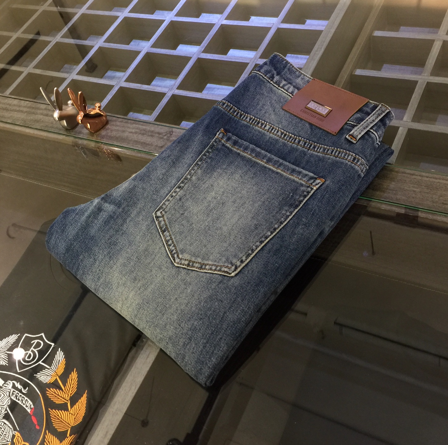 NO:116048,Dijia high-end series of trade channel goods!  European custom version 2025 spring and summer new jeans, the upper body effect is great, original hardware!  Fashionable and stylish. The fabric is pure cotton denim with micro elasticity, comfortable and breathable. It cannot pill. The latest element design in 25 years and the selection of hardware are also selected. The cool men in magazines wear casual shirts and cool casual shoes. They are full of vitality and youthful style. Even if they are older, they are perfectly competent. They are really casual and masculine!  Size 28~3837. (Model/125 catties wear 30), Dior, Jeans, Alexander wang19860909迪家高端系列贸易渠道货！欧洲定制版 2025春夏新款牛仔裤 上身效果非常的棒 原版五金！时尚而有型 面料是纯棉牛仔布 带微弹性 舒适透气 不会起球 25年最新元素设计 以及五金的选材上也都是精选高等级五金 喜爱杂志中酷酷的男人 穿着休闲衬衣 搭配酷酷休闲鞋 一身活力四射的青春范 即使年纪大点此款也完全可以胜任 真是怎么搭怎么率性男人味十足！尺码28～3837.（模特/125斤穿30）,,dior,jeans,alexander wang,Men's clothing