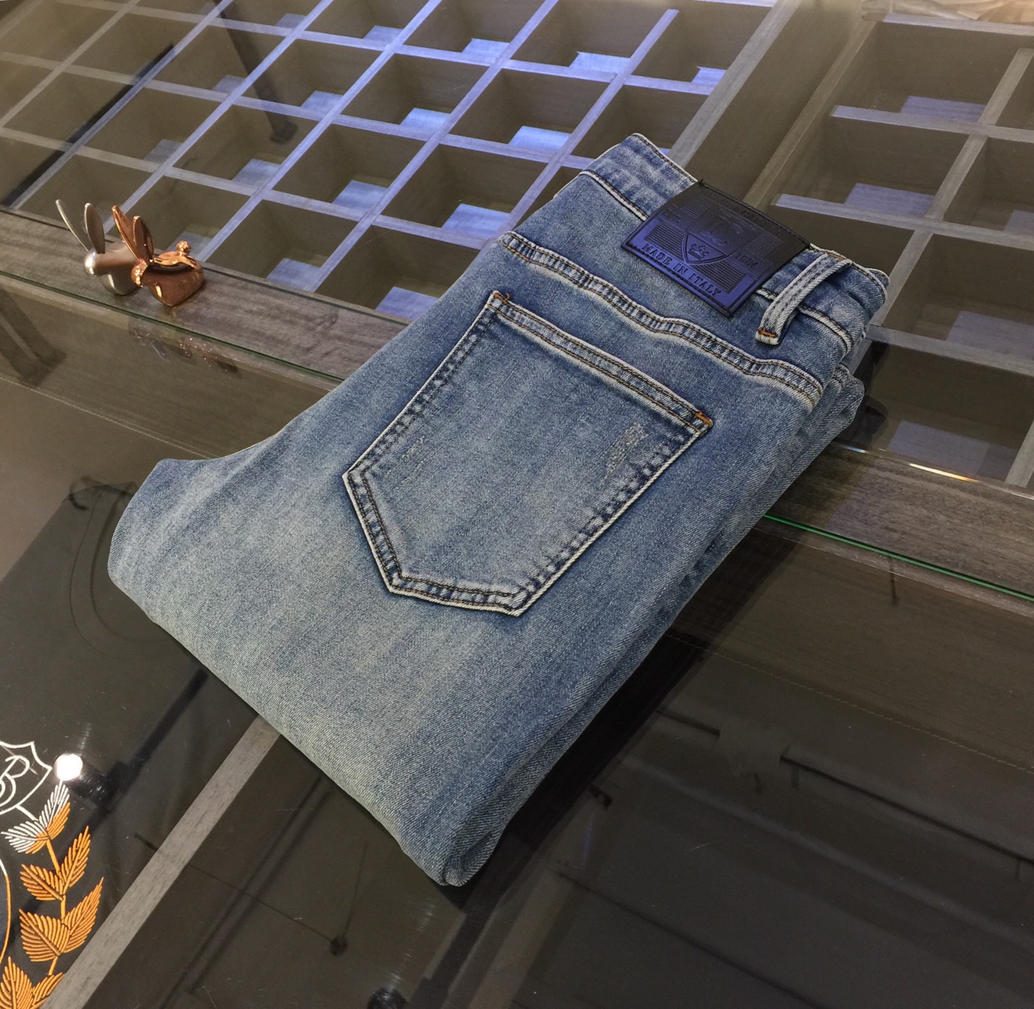 NO:116050,D-home high-end series of trade channel goods!  European custom version 2025 spring and summer new jeans, the upper body effect is great, original hardware!  Fashionable and stylish. The fabric is pure cotton denim with micro elasticity, comfortable and breathable. It cannot pill. The latest element design in 25 years and the selection of hardware are also selected. The cool men in magazines wear casual shirts and cool casual shoes. They are full of vitality and youthful style. Even if they are older, they are perfectly competent. They are really casual and masculine!  Size 28~3837. (Model/125 catties wear 30), Dior, Jeans, Alexander wang19860909D家高端系列贸易渠道货！欧洲定制版 2025春夏新款牛仔裤 上身效果非常的棒 原版五金！时尚而有型 面料是纯棉牛仔布 带微弹性 舒适透气 不会起球 25年最新元素设计 以及五金的选材上也都是精选高等级五金 喜爱杂志中酷酷的男人 穿着休闲衬衣 搭配酷酷休闲鞋 一身活力四射的青春范 即使年纪大点此款也完全可以胜任 真是怎么搭怎么率性男人味十足！尺码28～3837.（模特/125斤穿30）,,dior,jeans,alexander wang,Men's clothing