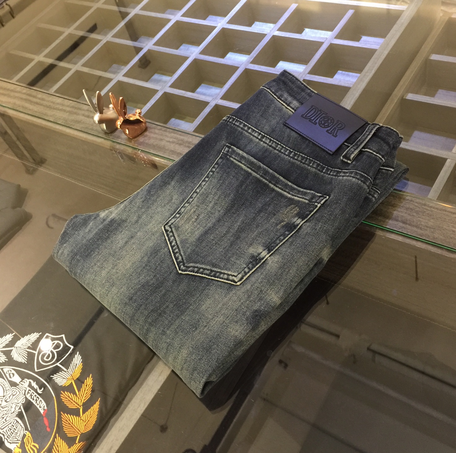 NO:116052,Dijia high-end series of trade channel goods!  European custom version 2025 spring and summer new jeans, the upper body effect is great, original hardware!  Fashionable and stylish. The fabric is pure cotton denim with micro elasticity, comfortable and breathable. It cannot pill. The latest element design in 25 years and the selection of hardware are also selected. The cool men in magazines wear casual shirts and cool casual shoes. They are full of vitality and youthful style. Even if they are older, they are perfectly competent. They are really casual and masculine!  Size 28~3837. (Model/125 catties wear 30), Dior, Jeans, Alexander wang19860909迪家高端系列贸易渠道货！欧洲定制版 2025春夏新款牛仔裤 上身效果非常的棒 原版五金！时尚而有型 面料是纯棉牛仔布 带微弹性 舒适透气 不会起球 25年最新元素设计 以及五金的选材上也都是精选高等级五金 喜爱杂志中酷酷的男人 穿着休闲衬衣 搭配酷酷休闲鞋 一身活力四射的青春范 即使年纪大点此款也完全可以胜任 真是怎么搭怎么率性男人味十足！尺码28～3837.（模特/125斤穿30）,,dior,jeans,alexander wang,Men's clothing