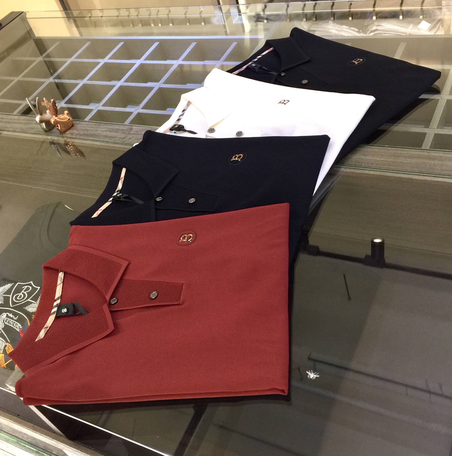 NO:116054,The gospel of Fat Brother B Family is recommended!  The latest series of 2025AW, versatile commuting at work, elegant design, a must-have for business elites!  Use high-weight mulberry silk Yilit blended knitted foot cloth fabric!  Wen Ru is soft, delicate and soft, and the upper body is naturally comfortable. The lapel is a business casual slim fit. It can be worn in both business and leisure, which highlights the overall styling and slim body feel. The overall craftsmanship line is really impeccable. This kind of fashion adds points to urban fashion people and has a more gentlemanly charm!  Black/white/dark blue/brick red!  Size M~4XL (model/125 catties wear M), alexander wang19860909B家胖哥哥福音重磅推荐！2025AW最新系列 上班通勤百搭 富于优雅的设计感 商务精英必备！采用高克重桑蚕丝伊力特混纺针织起脚布面料！温儒柔软 细腻柔软 上身自然是舒适 翻领商务休闲修身款 无论是商务还是休闲时候都可穿搭 非常的凸显整体的造型感以及修身上身感 整体的工艺车线真的是无可挑剔的 这样的一款时装 无不为都市时尚人士加分 更加的绅士韵味十足范！黑色/白色/深蓝色/砖红色！尺码M～4XL（模特/125斤穿M）,,alexander wang,Men's clothing