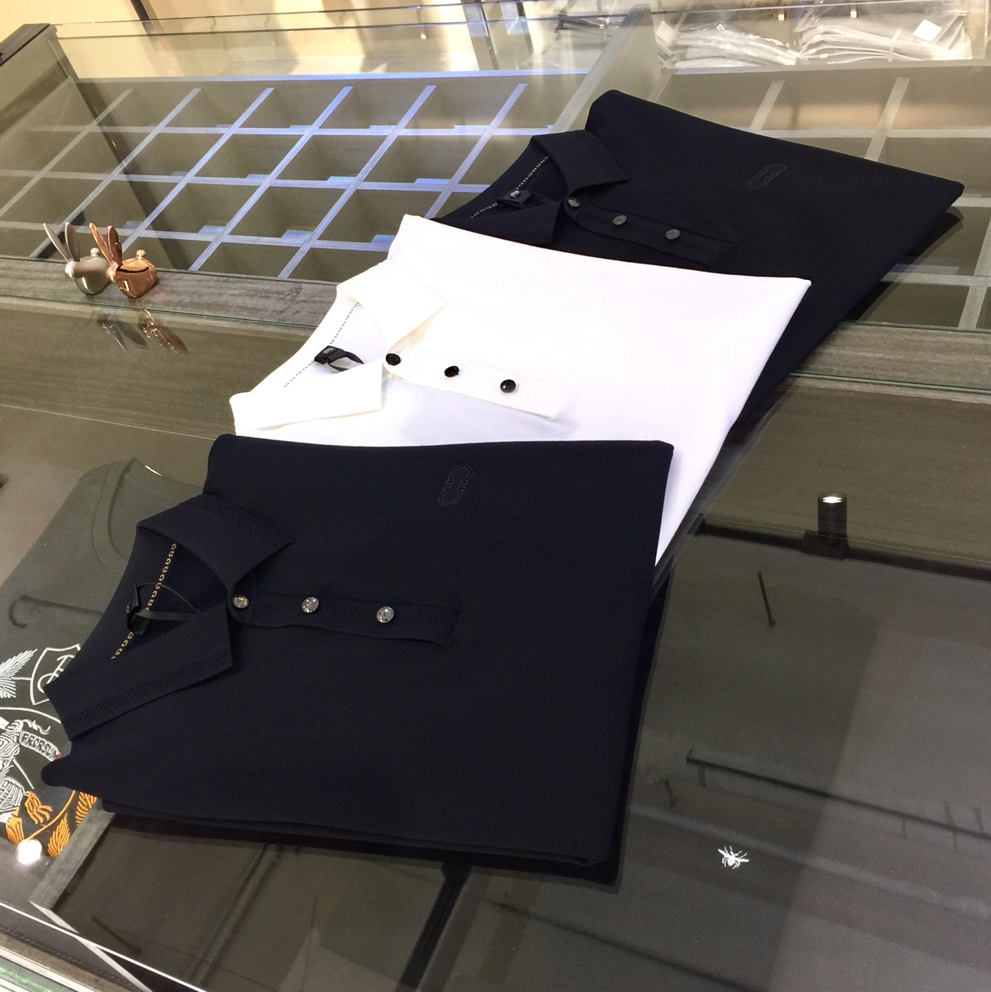 NO:116056,The gospel of Fat Brother of the Phila family is highly recommended!  The latest series of 2025AW, versatile commuting at work, elegant design, a must-have for business elites!  Use high-weight mulberry silk Yilit blended knitted foot cloth fabric!  Wen Ru is soft, delicate and soft, and the upper body is naturally comfortable. The lapel is a business casual slim fit. It can be worn in both business and leisure, which highlights the overall styling and slim body feel. The overall craftsmanship line is really impeccable. This kind of fashion adds points to urban fashion people and has a more gentlemanly charm!  Black/white/dark blue!  Size M~4XL (model/125 catties wear M), alexander wang19860909菲拉家胖哥哥福音重磅推荐！2025AW最新系列 上班通勤百搭 富于优雅的设计感 商务精英必备！采用高克重桑蚕丝伊力特混纺针织起脚布面料！温儒柔软 细腻柔软 上身自然是舒适 翻领商务休闲修身款 无论是商务还是休闲时候都可穿搭 非常的凸显整体的造型感以及修身上身感 整体的工艺车线真的是无可挑剔的 这样的一款时装 无不为都市时尚人士加分 更加的绅士韵味十足范！黑色/白色/深蓝色！尺码M～4XL（模特/125斤穿M）,,alexander wang,Men's clothing