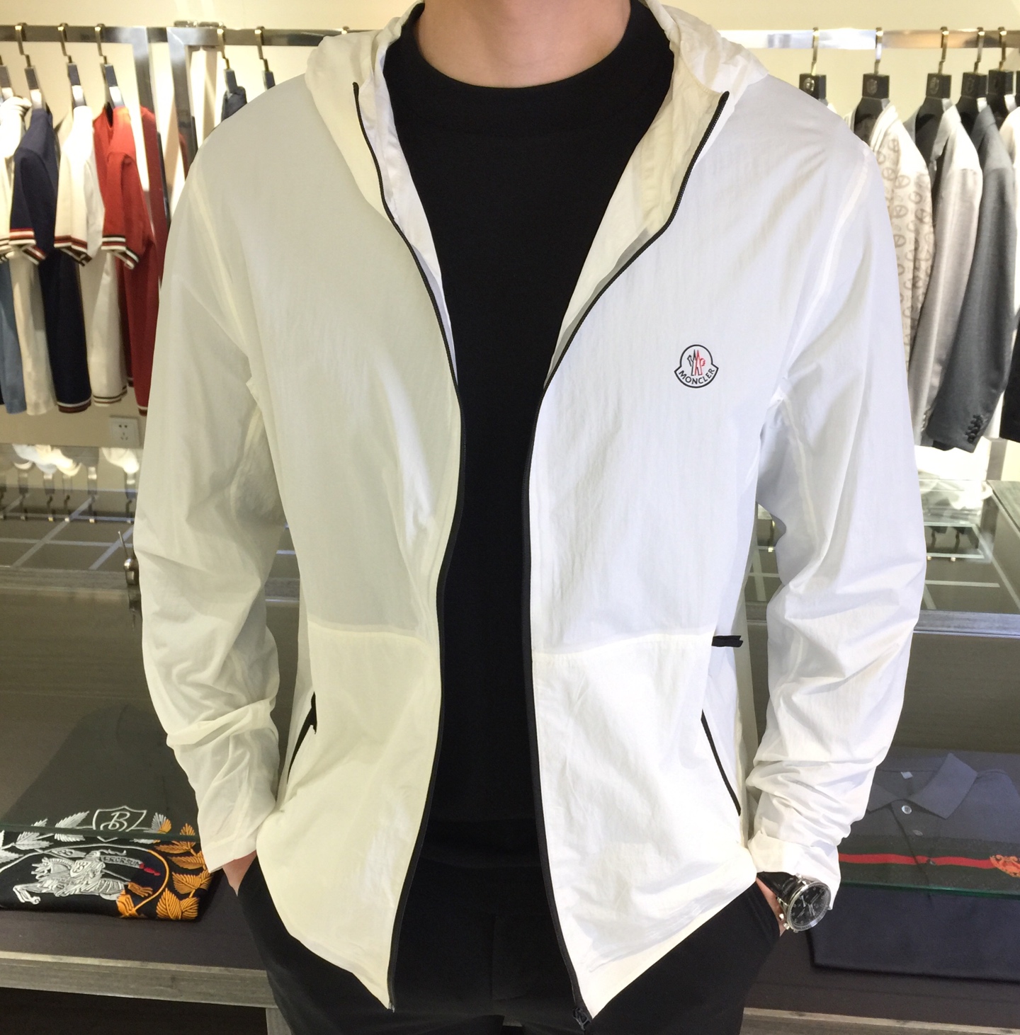 NO:116062,Mo Home's new spring and summer 2025 hooded jacket is definitely a casual and business-style item. The fabric is comfortable and you will be well protected in the changing seasons!  There are no too many complex colors, and the quality and status are highlighted in low-key. There are many surprises in the details. Jackets with super high grades and specifications are popular products that loyal fans cannot miss!  Made of classic tech fiber nylon material, it has a silky smooth effect. It is simple and easy to match, and it is very handsome!  It is recommended that all men must have this item!  It would be a pity to miss it!  Black/white!  Size M~XXXL (model 175/125 catties wear M), Jackets & coats, Jackets & coats, Hats, Alexander wang19860909Mo家2025春夏新款连帽外套,绝对是一款休闲与商务范并存的单品,面料舒适,在多变季节护你周全！没有过多复杂的配色,低调中彰显品质与地位.细节处惊喜连连.档次与规格超高的夹克外套,忠实粉丝不可错过的人气产物！采用经典的科技纤维尼龙材质打造,有着丝质般光滑的效果.简约易搭配,帅气十足！推荐全员男士务必人手这款单品！错过绝对会相当遗憾！黑色/白色！尺码M～XXXL（模特175/125斤穿M）,,jackets & coats,jackets & coats,hats,alexander wang,Men's clothing