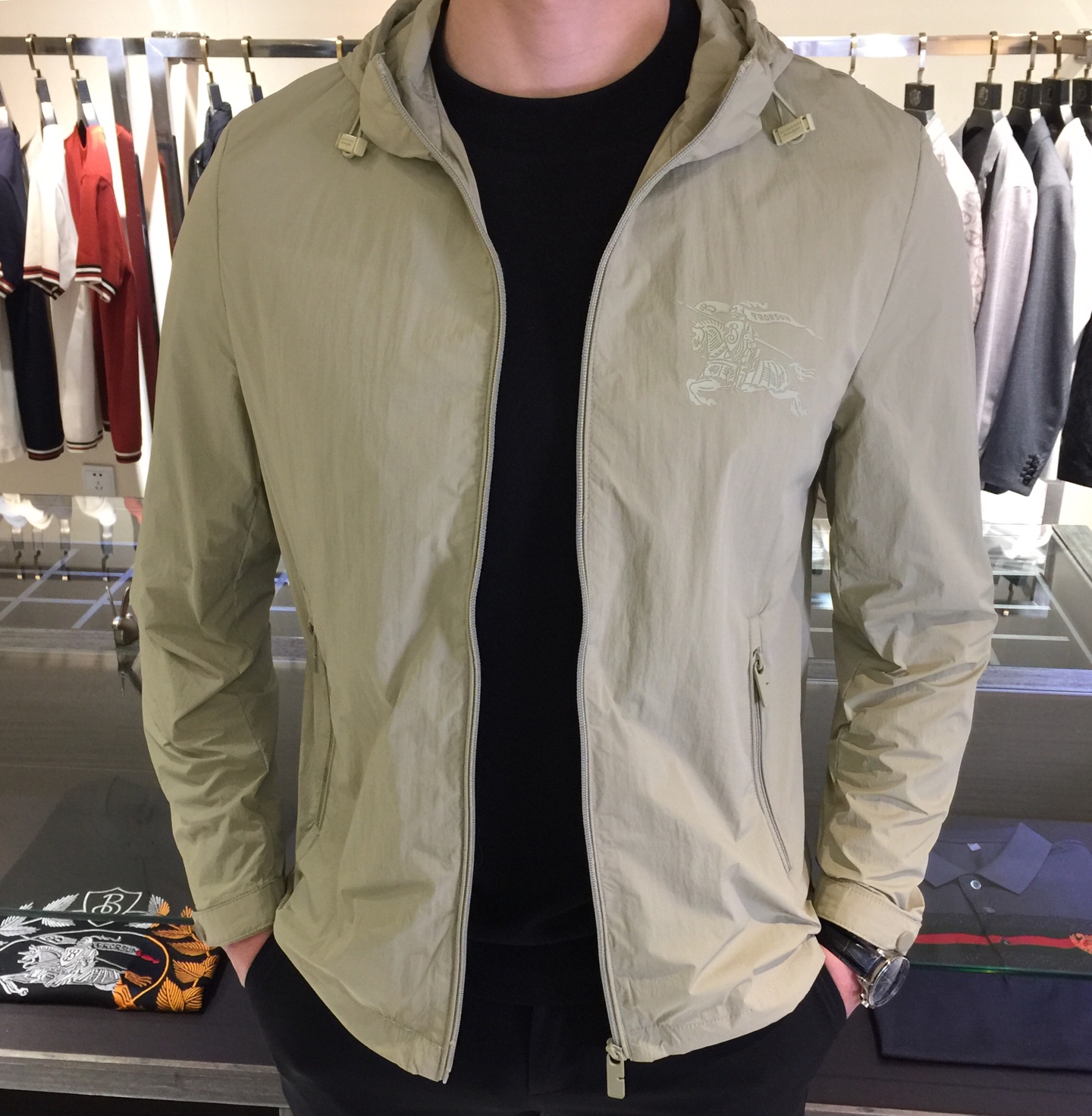 NO:116064,B Home 2025 spring and summer new hooded jacket is definitely a piece that coexists with casual and business styles. The fabric is comfortable and protects you in the changing seasons!  There are no too many complex colors, and the quality and status are highlighted in low-key. There are many surprises in the details. Jackets with super high grades and specifications are popular products that loyal fans cannot miss!  Made of classic tech fiber nylon material, it has a silky smooth effect. It is simple and easy to match, and it is very handsome!  It is recommended that all men must have this item!  It would be a pity to miss it!  Black/green!  Size M~XXXL (model 175/125 catties wear M), Jackets & coats, Jackets & coats, Hats, Alexander wang19860909B家2025春夏新款连帽外套,绝对是一款休闲与商务范并存的单品,面料舒适,在多变季节护你周全！没有过多复杂的配色,低调中彰显品质与地位.细节处惊喜连连.档次与规格超高的夹克外套,忠实粉丝不可错过的人气产物！采用经典的科技纤维尼龙材质打造,有着丝质般光滑的效果.简约易搭配,帅气十足！推荐全员男士务必人手这款单品！错过绝对会相当遗憾！黑色/绿色！尺码M～XXXL（模特175/125斤穿M）,,jackets & coats,jackets & coats,hats,alexander wang,Men's clothing