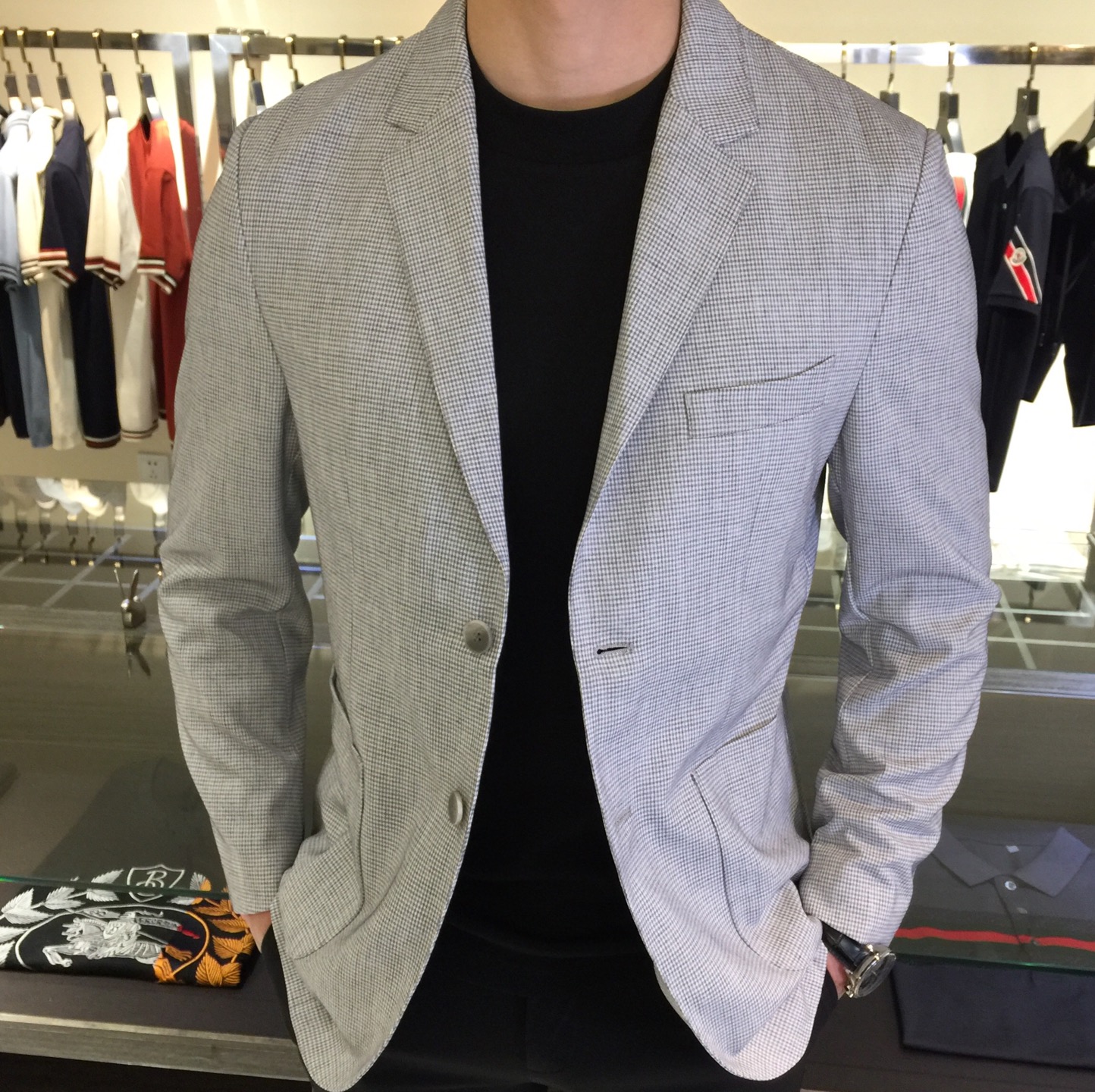 NO:116065,A home 2025ss Spring New Style, High-end Customization, Business-style Eternal Suit Style, Classic Suit Collar, 2 Buckles, slightly zipped waist, the simplest commuting and casual design!  Because this model is a light and soft commuter outfit, the whole body is more uniform, with a crochet craftsmanship, atmospheric and decent, and highlights the exquisiteness at will. It uses top-quality custom super soft silky blend, high-density ultra-thin material, skin-friendly and delicate, soft and breathable, super texture, and strong sense of class. Classic and not picky, the color dedicated to men's wardrobe is simple and generous, easy to wear but not picky, and the quality can definitely stand the test. Gray blue/light gray!  Size M~XXXL (model 175/125 catties wear M), business suit, alexander wang19860909A家2025ss开春新款 高级定制 商务风永恒的西装版型 经典西装领,2粒扣,腰部微收,最为简约通勤与休闲设计！因这款主打的是轻薄、柔软的通勤装,整身更为平服,钩织工艺,大气得体,随意中凸显精致.采用顶级定制超柔丝滑混纺 高密超薄材质、手感亲肤 细腻舒适 柔软透气,质感超强,档次感强.经典不挑人,男士衣橱专用的颜色 简单大方,好穿不挑人,品质绝对经得起考验.灰蓝色/浅灰色！尺码M～XXXL（模特175/125斤穿M）,,business suit,alexander wang,Men's clothing