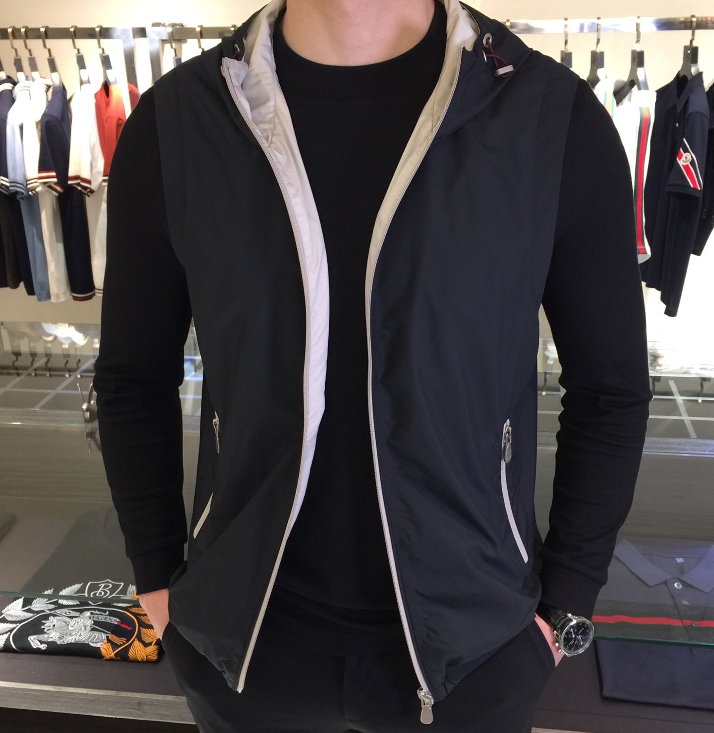 NO:116066,BC's original order is ruthless!  The latest hooded vest in spring and summer 2025. Comfortable to wear, super texture, sports and leisure, a must-have for travel!  Wear for a long time, and the overall design is fashionable and simple!  Symbolizes the highest quality of the brand, classic and eternal!  Accept any kind of test!  Size M~XXXL (model 175/125 catties wear M), chanel,hats,alexander wang19860909BC家原单狠货！2025春夏最新款连帽马甲.穿着舒适 质感超强 运动休闲,出行必备！穿着时间长,整体设计时尚简约！象征了品牌至高的品质,经典永恒！接受任何形式的考验！尺码M～XXXL（模特175/125斤穿M）,,chanel,hats,alexander wang,Men's clothing