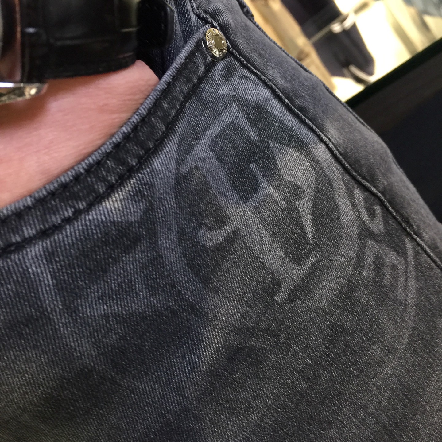 🔺F家🔻高端系列贸易渠道货！欧洲定制版 2025春夏新款牛仔裤 上身效果非常的棒 原版五金！时尚而有型 