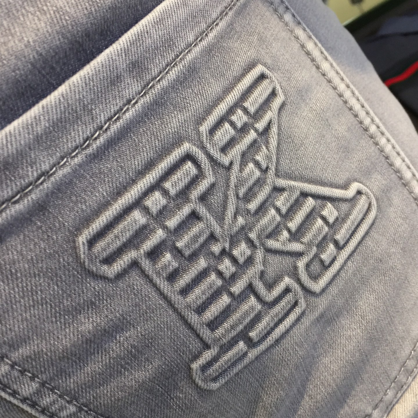 🔺K家🔻高端系列贸易渠道货！欧洲定制版 2025春夏新款牛仔裤 上身效果非常的棒 原版五金！时尚而有型 