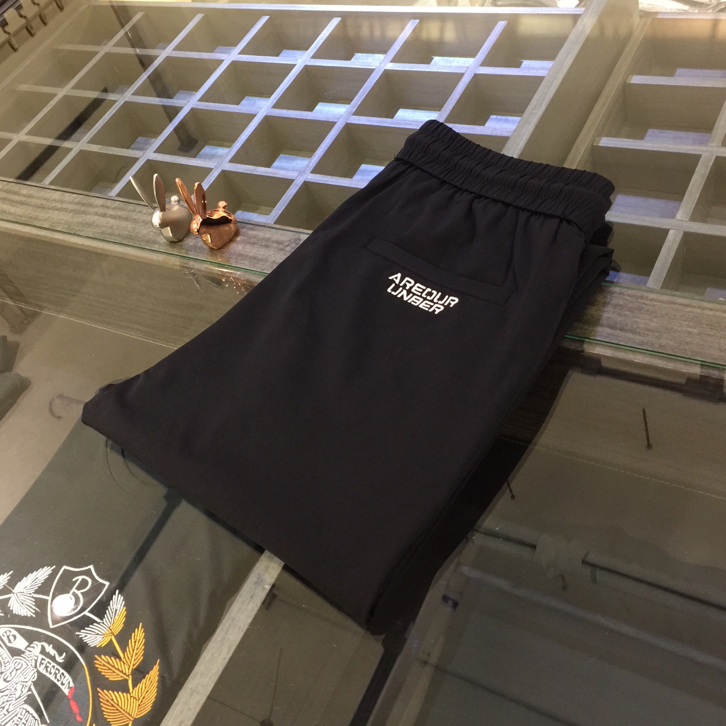 NO:119319,Ajia 2025 spring and summer clothing new products, brand launches, customer-supplied imported high-density fiber elastic jacquard fabric, hardware accessories are all customer-supplied designs!  Three-dimensional logo embroidery craftsmanship!  Quality comes from details and is very classy. The pants are three-dimensional tailored slim casual pants!  This style has a very high span. There is no problem with young and middle-aged people because his style is so perfect, the color is very versatile!  Size 29~3837. (Model/125 catties wear 30), alexander wang19860909A家2025春夏装新品 品牌上线、客供进口高密度纤维弹性提花面料 五金附料都是客供设计！立体logo刺绣工艺！品质源于细节 非常显档次 裤型属于立体剪裁修身休闲裤！这个版型很跨度非常的高 年轻 中年的 都没有问题 因为他的版型太完美了颜色也非常百搭！尺码29～3837.（模特/125斤穿30）,,alexander wang,Men's clothing