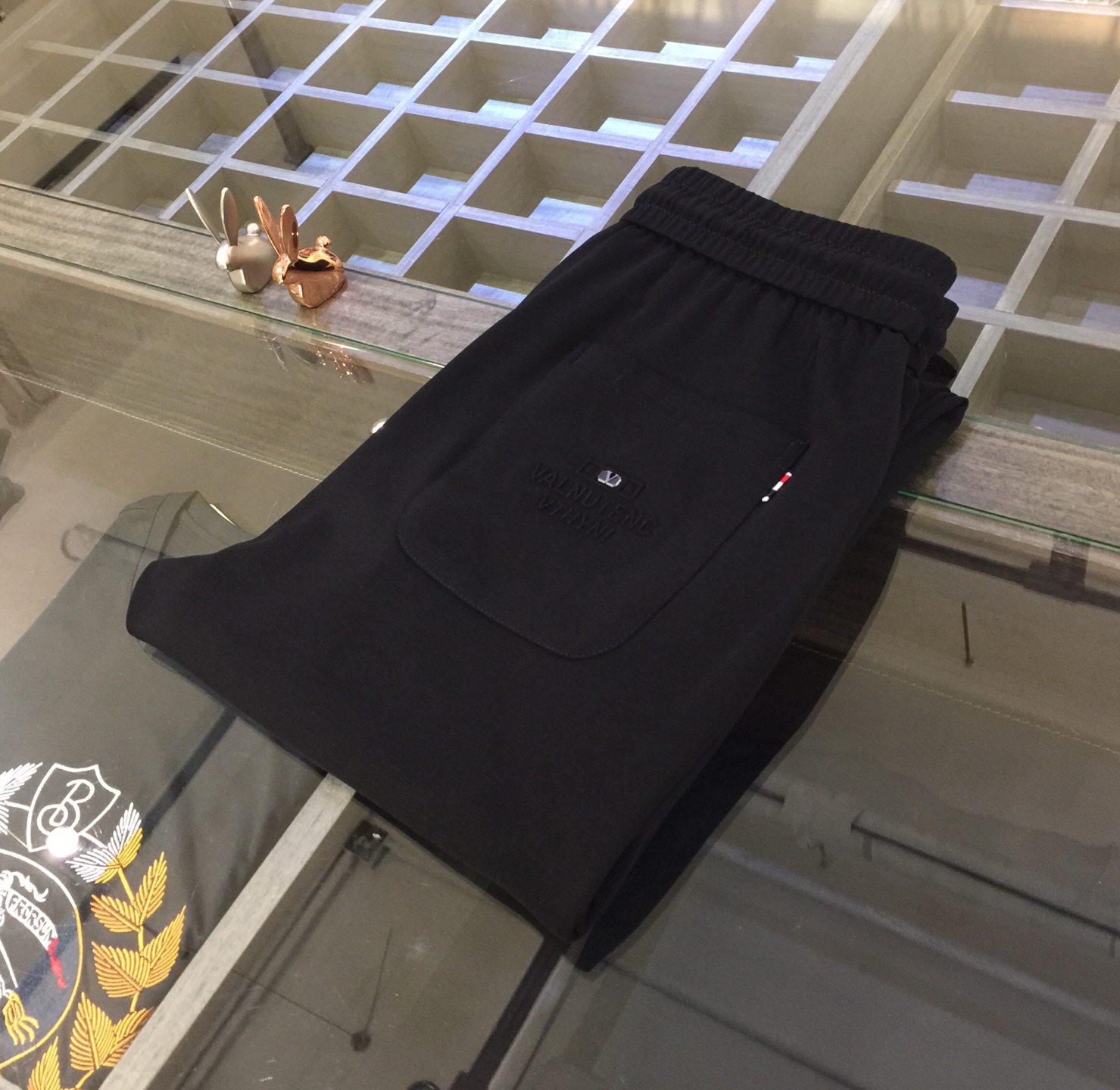 NO:119322,Warrenjia's new spring and summer 2025 model. Production from OEM. Elastic waist casual pants. Custom imported top-grade fine cotton fabric blend. Good comfort. The upper body has no sense of restraint. High-end style, the upper body shows slender legs. It is definitely a rare good product. Size 29~3837. (Model/125 catties wear 30), valentino, alexander wang19860909华伦家2025春夏新款.代工厂出品.松紧腰休闲裤 定制进口顶级精棉面料混纺.舒适度佳.上身毫无束缚感.高版型、上身显腿修长.绝对是不可多得的好货.尺码29～3837.（模特/125斤穿30）,,valentino,alexander wang,Men's clothing