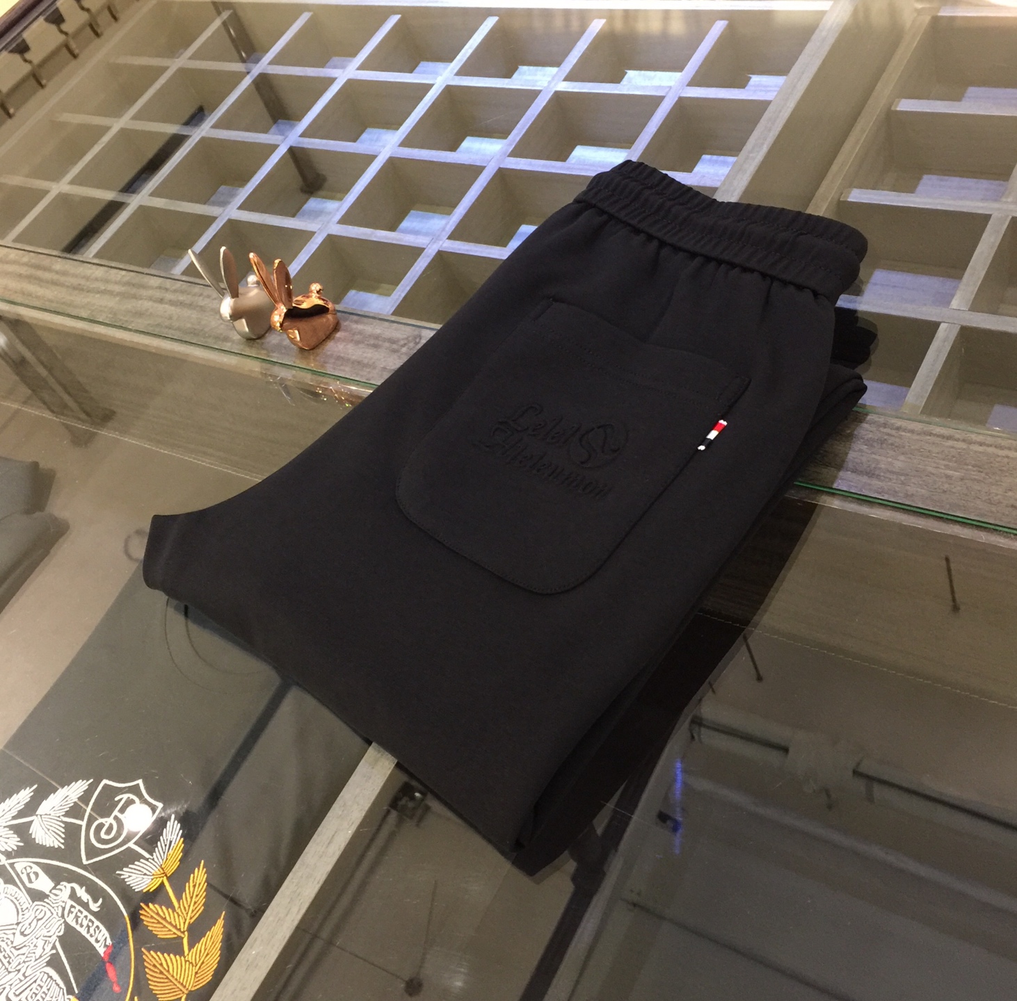 NO:119325,Lujia's new spring and summer 2025 model. Production from OEM. Elastic waist casual pants. Custom imported top-grade fine cotton fabric blend. Good comfort. The upper body has no sense of restraint. High-end style, the upper body shows slender legs. It is definitely a rare good product. Size 29~3837. (Model/125 catties wear 30),,alexander wang19860909Lu家2025春夏新款.代工厂出品.松紧腰休闲裤 定制进口顶级精棉面料混纺.舒适度佳.上身毫无束缚感.高版型、上身显腿修长.绝对是不可多得的好货.尺码29～3837.（模特/125斤穿30）,,alexander wang,Men's clothing