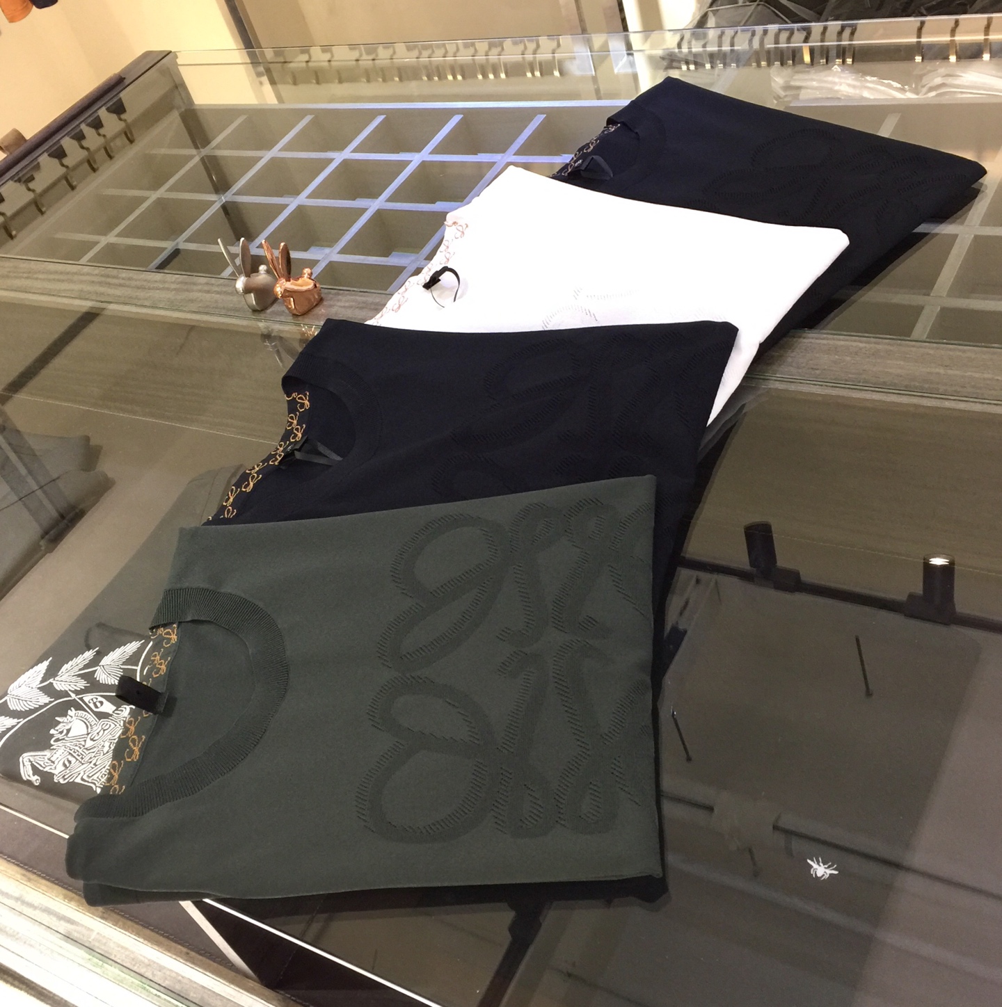 NO:119331,The gospel of Fat Brother Luo’s family is highly recommended!  The latest series of 2025AW, versatile commuting at work, elegant design, a must-have for business elites!  Use high-weight mulberry silk Yilit blended knitted foot cloth fabric!  Wen Ru is soft, delicate and soft, and the upper body is naturally comfortable. The round neck business casual slim fit can be worn both in business and leisure, which highlights the overall styling and slim body feel. The overall craftsmanship line is really impeccable. This kind of fashion all adds points to urban fashion people and has a more gentlemanly charm!  Black/white/dark blue/gray green!  Size M~4XL (model/125 catties wear M), loewe, alexander wang19860909罗家胖哥哥福音重磅推荐！2025AW最新系列 上班通勤百搭 富于优雅的设计感 商务精英必备！采用高克重桑蚕丝伊力特混纺针织起脚布面料！温儒柔软 细腻柔软 上身自然是舒适 圆领商务休闲修身款 无论是商务还是休闲时候都可穿搭 非常的凸显整体的造型感以及修身上身感 整体的工艺车线真的是无可挑剔的 这样的一款时装 无不为都市时尚人士加分 更加的绅士韵味十足范！黑色/白色/深蓝色/灰绿色！尺码M～4XL（模特/125斤穿M）,,loewe,alexander wang,Men's clothing