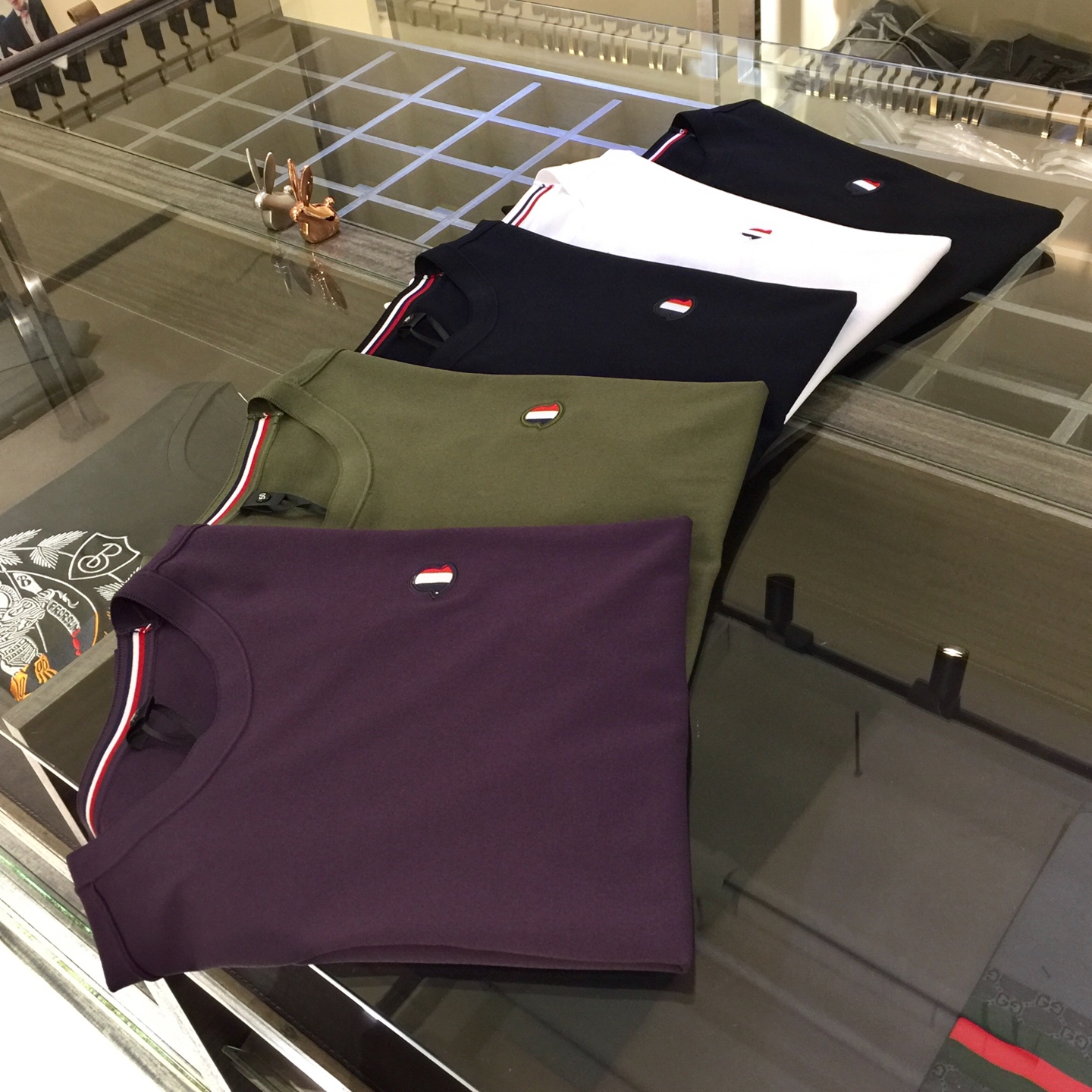 NO:119335,Mo's Fat Brother's Gospel is recommended!  The latest series of 2025AW, versatile commuting at work, elegant design, a must-have for business elites!  Use high-weight mulberry silk Yilit blended knitted foot cloth fabric!  Wen Ru is soft, delicate and soft, and the upper body is naturally comfortable. The round neck business casual slim fit can be worn both in business and leisure, which highlights the overall styling and slim body feel. The overall craftsmanship line is really impeccable. This kind of fashion all adds points to urban fashion people and has a more gentlemanly charm!  Black/white/dark blue/green/purple!  Size M~4XL (model/125 catties wear M), alexander wang19860909Mo家胖哥哥福音重磅推荐！2025AW最新系列 上班通勤百搭 富于优雅的设计感 商务精英必备！采用高克重桑蚕丝伊力特混纺针织起脚布面料！温儒柔软 细腻柔软 上身自然是舒适 圆领商务休闲修身款 无论是商务还是休闲时候都可穿搭 非常的凸显整体的造型感以及修身上身感 整体的工艺车线真的是无可挑剔的 这样的一款时装 无不为都市时尚人士加分 更加的绅士韵味十足范！黑色/白色/深蓝色/绿色/紫色！尺码M～4XL（模特/125斤穿M）,,alexander wang,Men's clothing