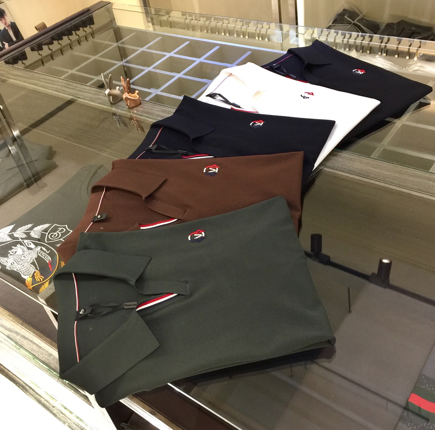 NO:119341,Mo's Fat Brother's Gospel is recommended!  The latest series of 2025AW, versatile commuting at work, elegant design, a must-have for business elites!  Use high-weight mulberry silk Yilit blended knitted foot cloth fabric!  Wen Ru is soft, delicate and soft, and the upper body is naturally comfortable. A unique V-neck business casual slim fit can be worn both in business and leisure, which highlights the overall styling and slimming feeling. The overall craftsmanship line is really impeccable. Such a fashion all adds points to urban fashion people and has a more gentlemanly charm!  Black/white/dark blue/coffee/gray green!  Size M~4XL (model 175/125 catties wear M), alexander wang19860909Mo家胖哥哥福音重磅推荐！2025AW最新系列 上班通勤百搭 富于优雅的设计感 商务精英必备！采用高克重桑蚕丝伊力特混纺针织起脚布面料！温儒柔软 细腻柔软 上身自然是舒适 独特V领商务休闲修身款 无论是商务还是休闲时候都可穿搭 非常的凸显整体的造型感以及修身上身感 整体的工艺车线真的是无可挑剔的 这样的一款时装 无不为都市时尚人士加分 更加的绅士韵味十足范！黑色/白色/深蓝色/咖色/灰绿色！尺码M～4XL（模特175/125斤穿M）,,alexander wang,Men's clothing