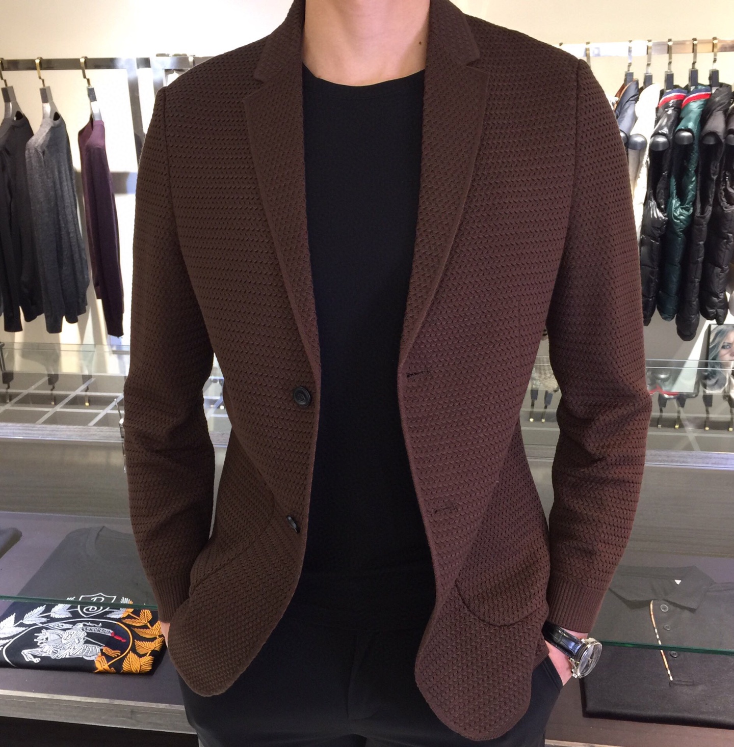 NO:119344,Giv Home's new spring 2025 high-end customization, business-style eternal suit style, classic suit collar, 2 buckles, slightly zipped waist, the simplest commuting and casual design!  This model is mainly made of a firm knitted commuter outfit, which is generous and decent, and highlights the exquisiteness in a casual manner. It feels skin-friendly, delicate and comfortable, soft and breathable, with a strong texture and a strong sense of class. Classic and not picky, and the color is specially designed for men's wardrobe. It is simple and generous, easy to wear but not picky, and the quality will definitely stand the test. Black/coffee color!  Size M~XXXL (model 175/125 catties wear M), business suit, alexander wang19860909Giv家2025春季新款 高级定制 商务风永恒的西装版型 经典西装领,2粒扣,腰部微收,最为简约通勤与休闲设计！这款主打的是坚挺的针织面料通勤装,大气得体,随意中凸显精致.手感亲肤 细腻舒适 柔软透气,质感超强,档次感强.经典不挑人,男士衣橱专用的颜色 简单大方,好穿不挑人,品质绝对经得起考验.黑色/咖色！尺码M～XXXL（模特175/125斤穿M）,,business suit,alexander wang,Men's clothing