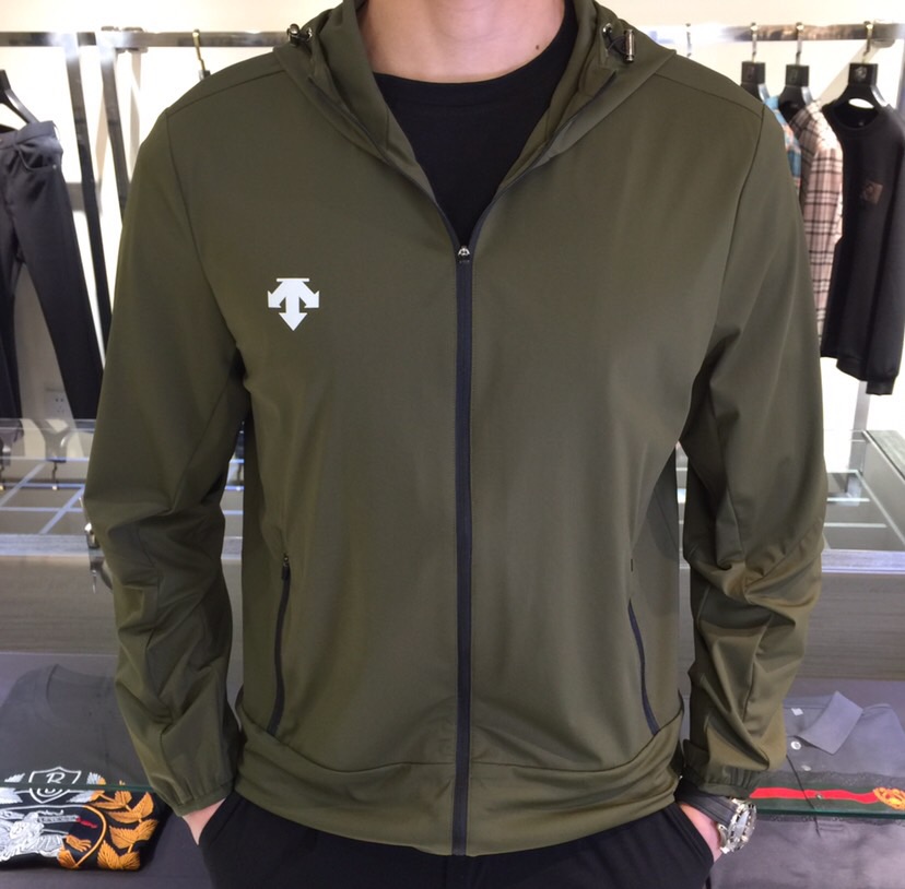 NO:119345,The latest version of the original 2025 spring and summer!  The latest top original list, comfortable to wear, super texture, sports and casual thin hooded jacket jacket!  A must-have for travel, long wear, the overall design is fashionable and simple, and the zippered placket is designed with edges!  Symbolizes the highest quality of the brand!  Black/dark blue/green!  Size M~XXXL (model 175/125 catties wear M), Jackets & coats, Jackets & coats, Hats, Alexander wang19860909原单2025春夏最新款！最新顶尖原单,穿着舒适 质感超强 运动休闲薄款连帽夹克外套！出行必备,穿着时间长,整体设计时尚而简洁,拉链门襟处包边设计！象征了品牌至高的品质！黑色/深蓝色/绿色！尺码M～XXXL（模特175/125斤穿M）,,jackets & coats,jackets & coats,hats,alexander wang,Men's clothing