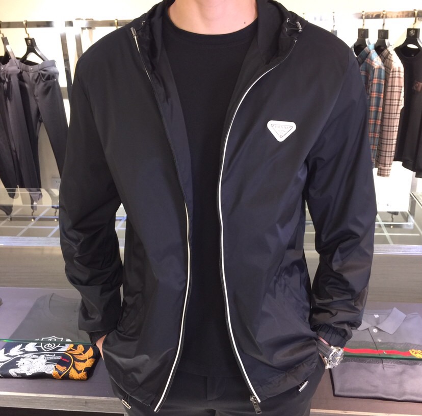 NO:119348,The original order of P family is ruthless!  The latest hooded jacket in spring and summer 2025!  Comfortable to wear, super texture, sports and leisure, a must-have for travel!  Wear for a long time, and the overall design is fashionable and simple!  Symbolizes the highest quality of the brand, classic and eternal!  Accept any kind of test!  Size M~XXXL (model 175/125 catties wear M), Jackets & coats,hats,alexander wang19860909P家原单狠货！2025春夏最新款连帽夹克！穿着舒适 质感超强 运动休闲,出行必备！穿着时间长,整体设计时尚简约！象征了品牌至高的品质,经典永恒！接受任何形式的考验！尺码M～XXXL（模特175/125斤穿M）,,jackets & coats,hats,alexander wang,Men's clothing