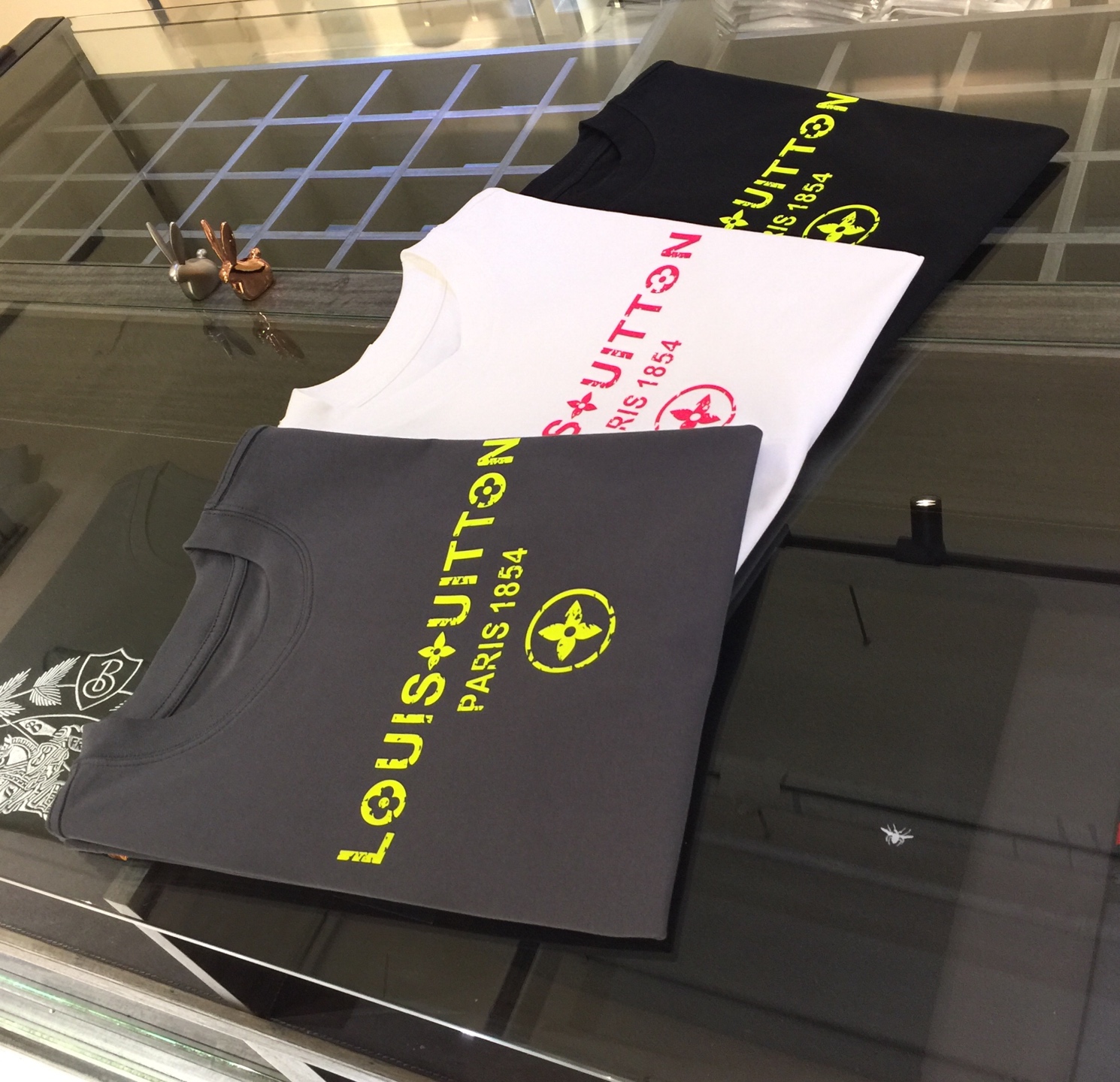 NO:119350,The Gospel of Fat Brother Donkey's Gospel Summer New Product, Snap All Versions in a flash!  Classic and fashionable versatile round neck short sleeves!  Customized Ketian Silk Cotton fabric, soft and delicate fabric, can be used to match various clothing anytime and anywhere to meet your daily life needs. The fabrics and factories we choose are all used by first-tier brands, so we recommend buying them!  Black/white/grey!  Size S~XXXL (model/125 catties wear M), louis vuitton,louis vuitton,t-shirt,alexander wang19860909驴家胖哥哥福音夏季新品 秒杀一切版本！经典时尚百搭圆领短袖！订制克天丝棉面料 面料柔软细腻 随时随地都可以拿来搭配各种服饰 满足您日常生活需求.我们所选择的面料及工厂都是一线品牌所使用的,推荐入手！黑色/白色/灰色！尺码S～XXXL（模特/125斤穿M）,,louis vuitton,louis vuitton,T-shirt,alexander wang,Men's clothing